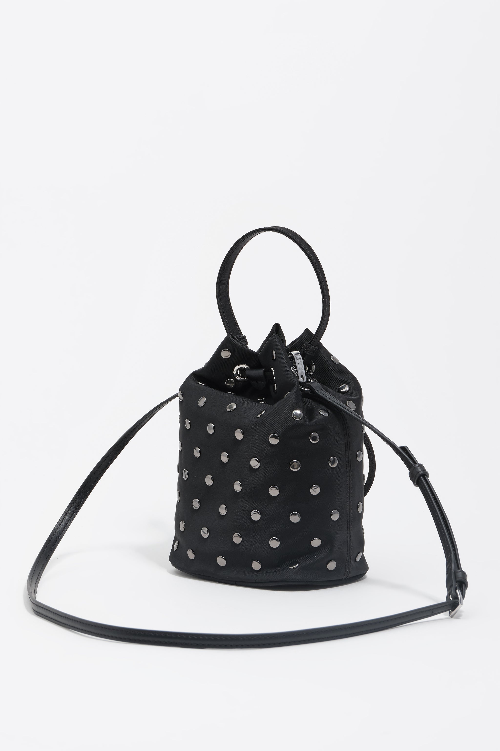 תיק דלי שחור עם ניטים כסופים, רצועת כתף ועיצוב מודרני, מותגים מובילים ב-CHOZEN