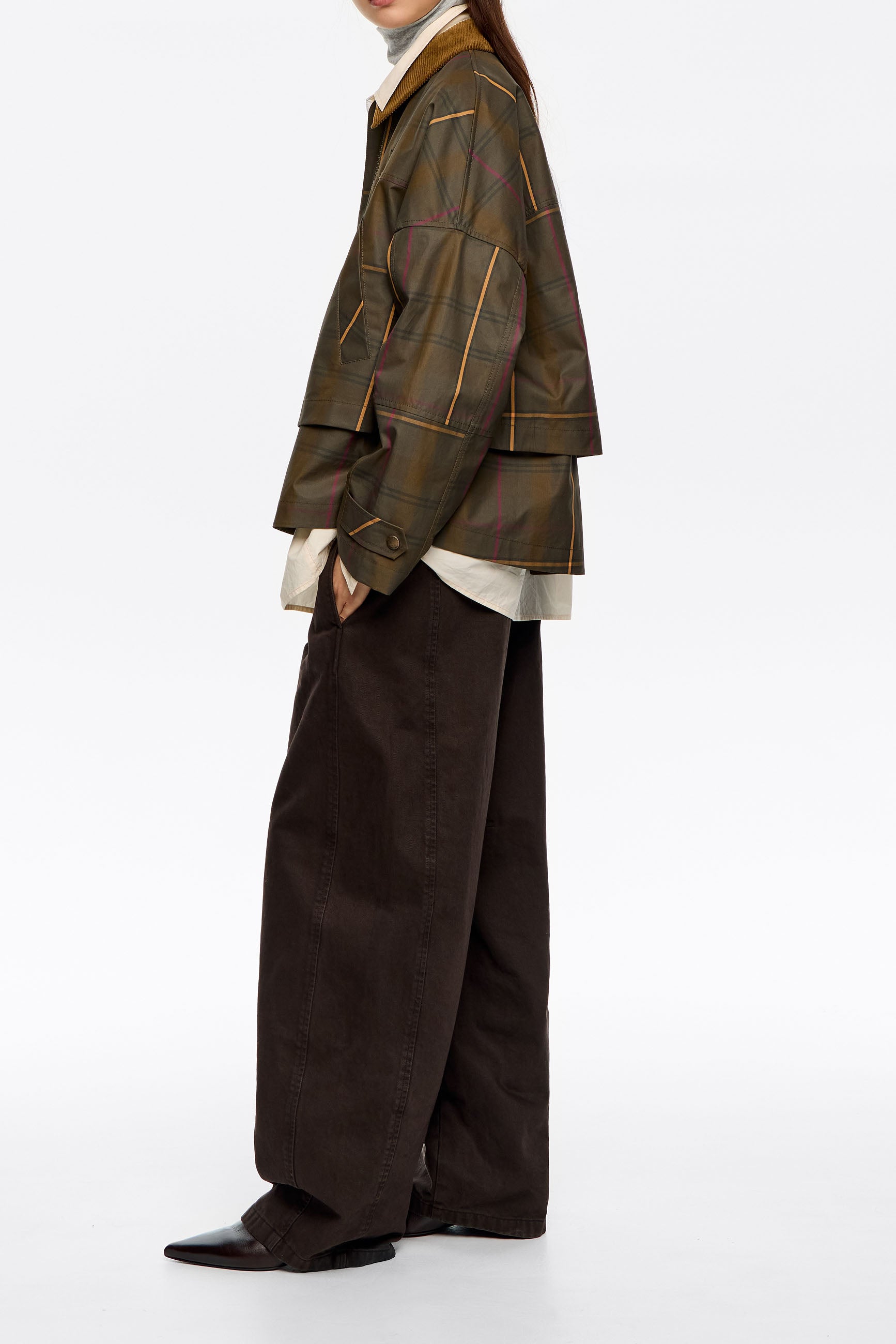 אופנת נשים CHOZEN, ז'קט משובץ חום ומכנסיים רחבים, צילום בסטודיו לבן