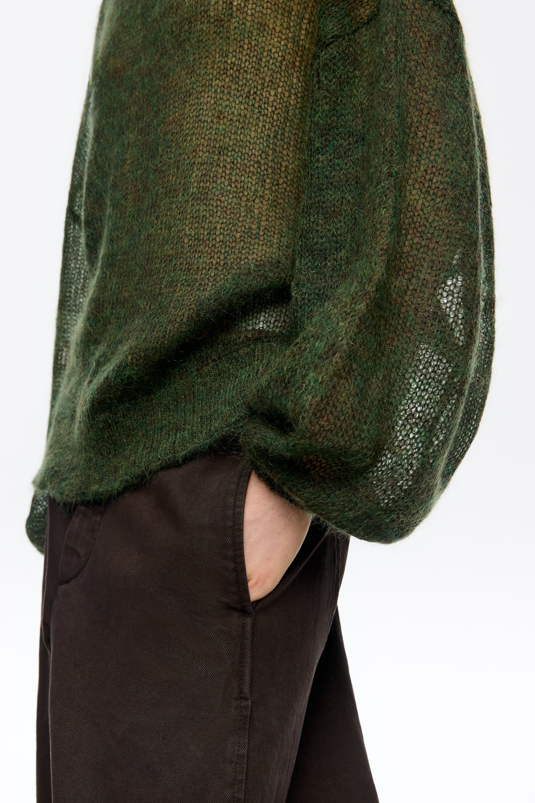 סוודר ירוק שקוף ומכנסיים כהים לאופנת גברים, מותג CHOZEN מבית קבוצת אלפא