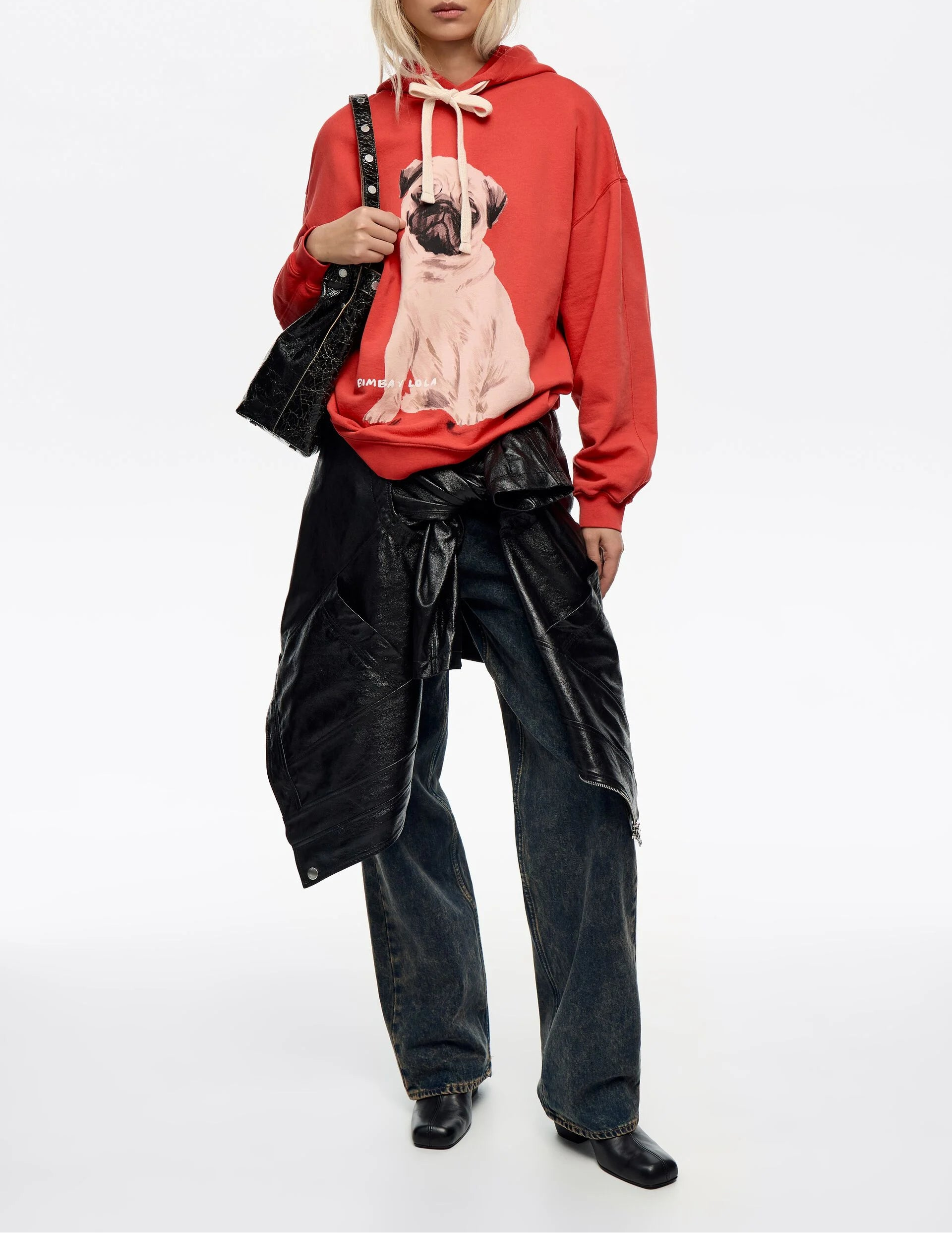 אופנה נשית CHOZEN, דוגמנית עם קפוצ'ון אדום בהדפס כלב ופירטי ביגוד מעוצבים