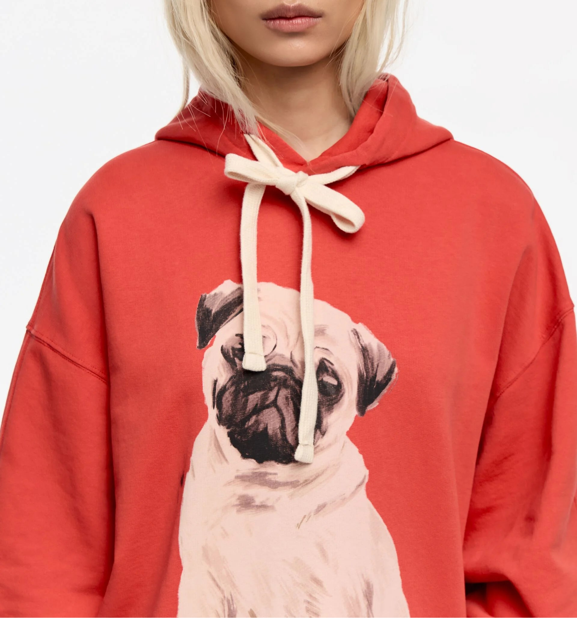 סווטשירט אדום לנשים עם הדפס כלב פאג אופנתי מבית CHOZEN