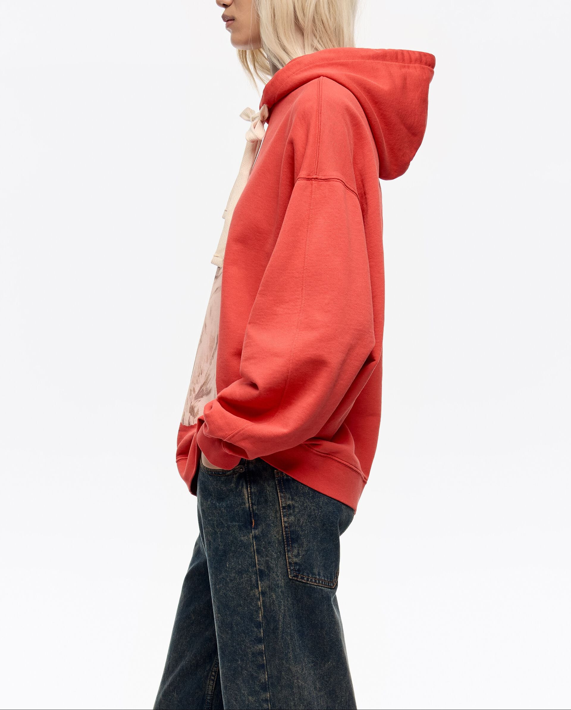 אופנת נשים CHOZEN, דגם סווטשירט קפוצ׳ון אדום ומכנסי ג׳ינס, צילום סטודיו על רקע לבן