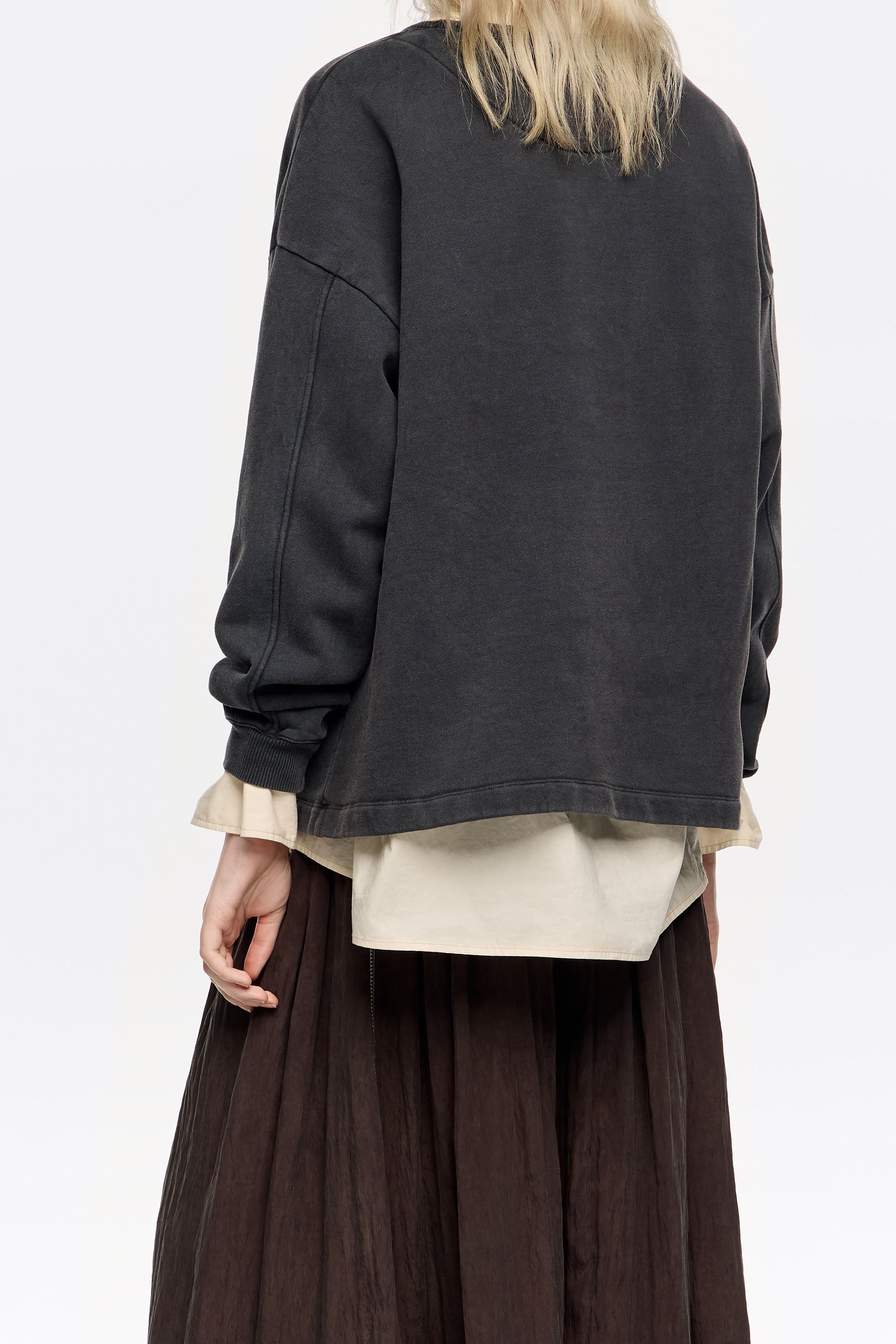 אישה עם סווטשירט שחור וחצאית חומה, אופנה קז'ואל, CHOZEN, מותגים מובילים