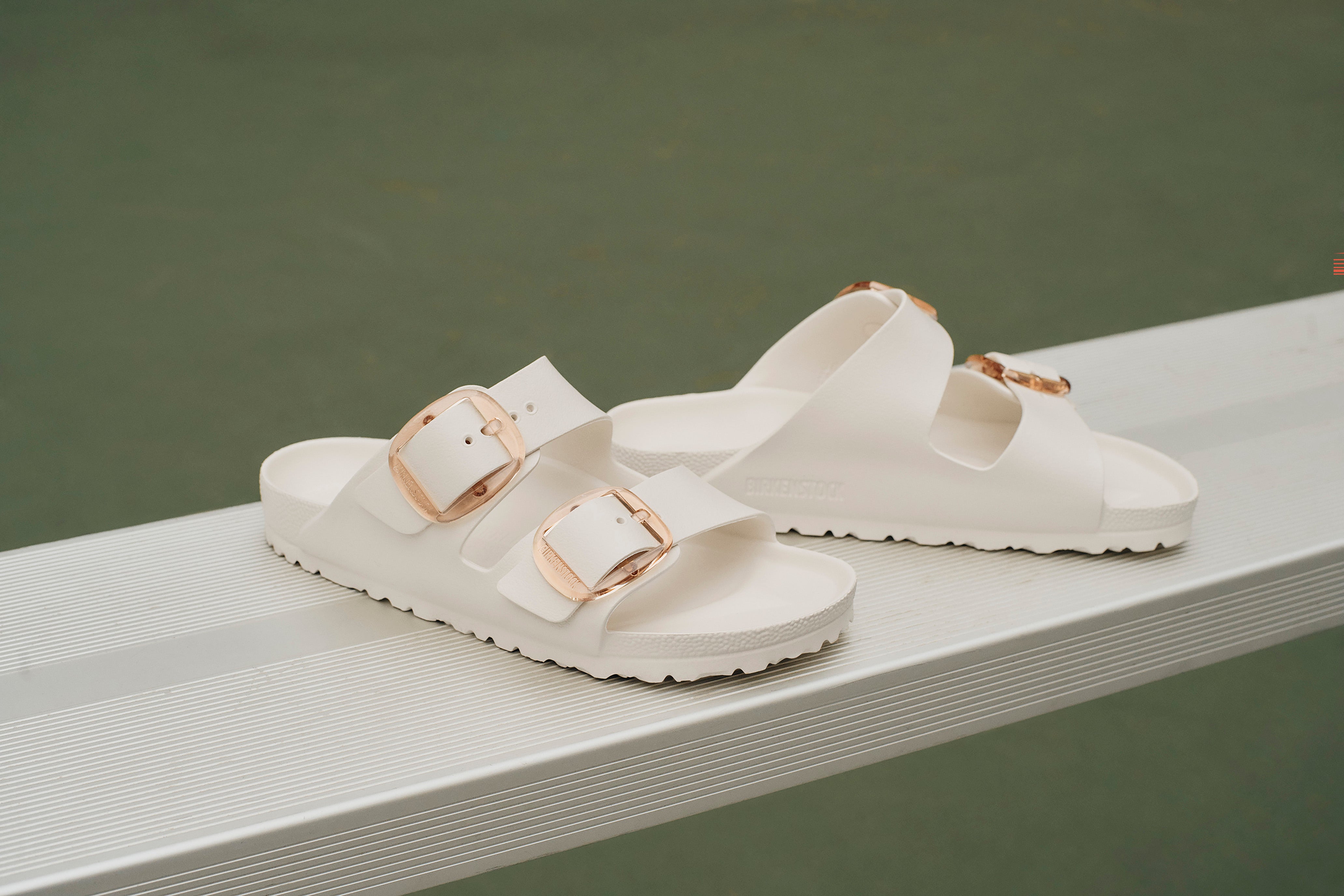 סנדלי בירקנשטוק לבנים עם אבזמים זהב, צילום מוצר לקבוצת אלפא CHOZEN