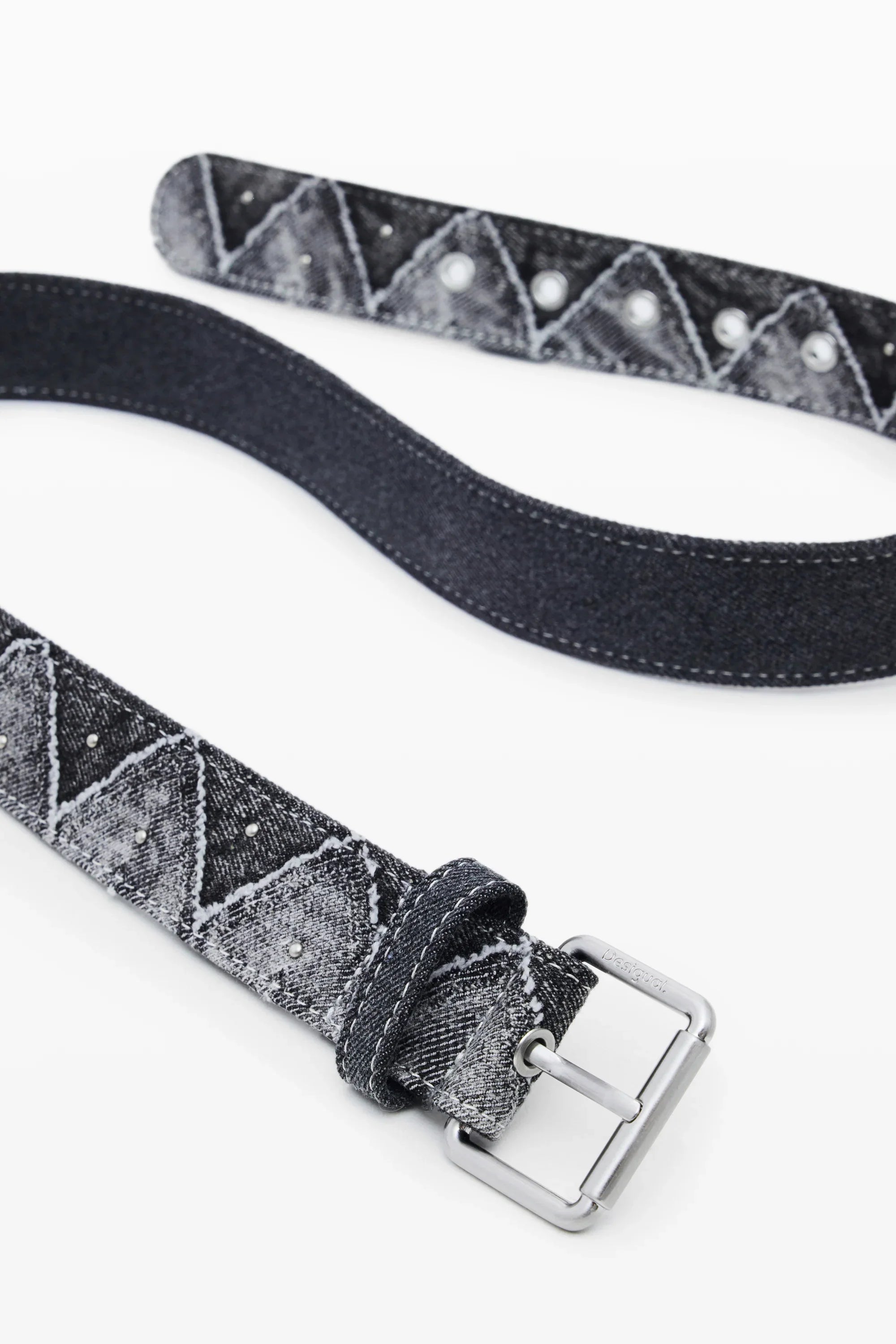 חגורת ג'ינס שחורה בדוגמת משולשים ולחצניות מתכת, אבזם מתכת מלבני, צילום על רקע לבן