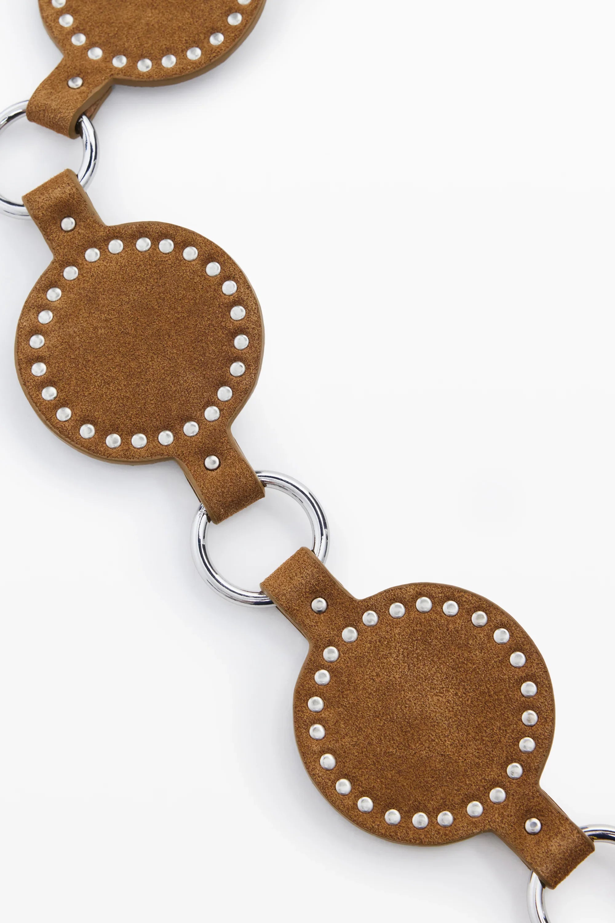 שרשרת חום מעור עם עיגולים וקישוטי ניטים מתכתיים, חיבורי טבעות כסף