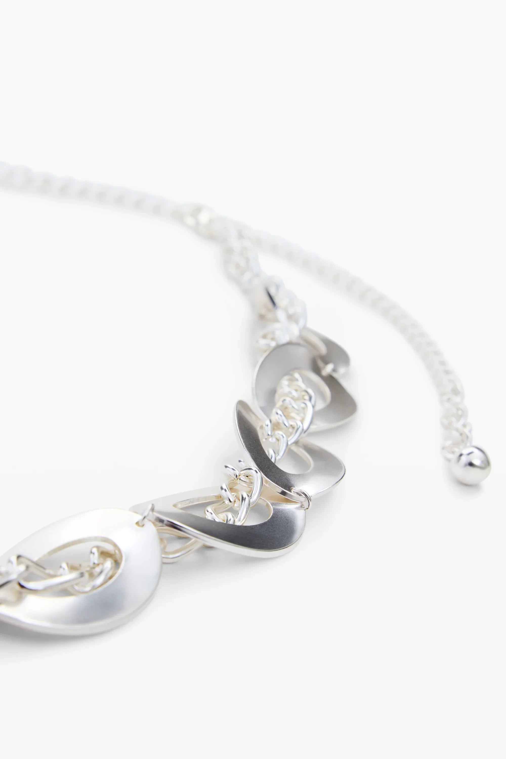 שרשרת כסף בעיצוב מודרני עם חוליות שטוחות ועגולות, תכשיט אופנתי לנשים