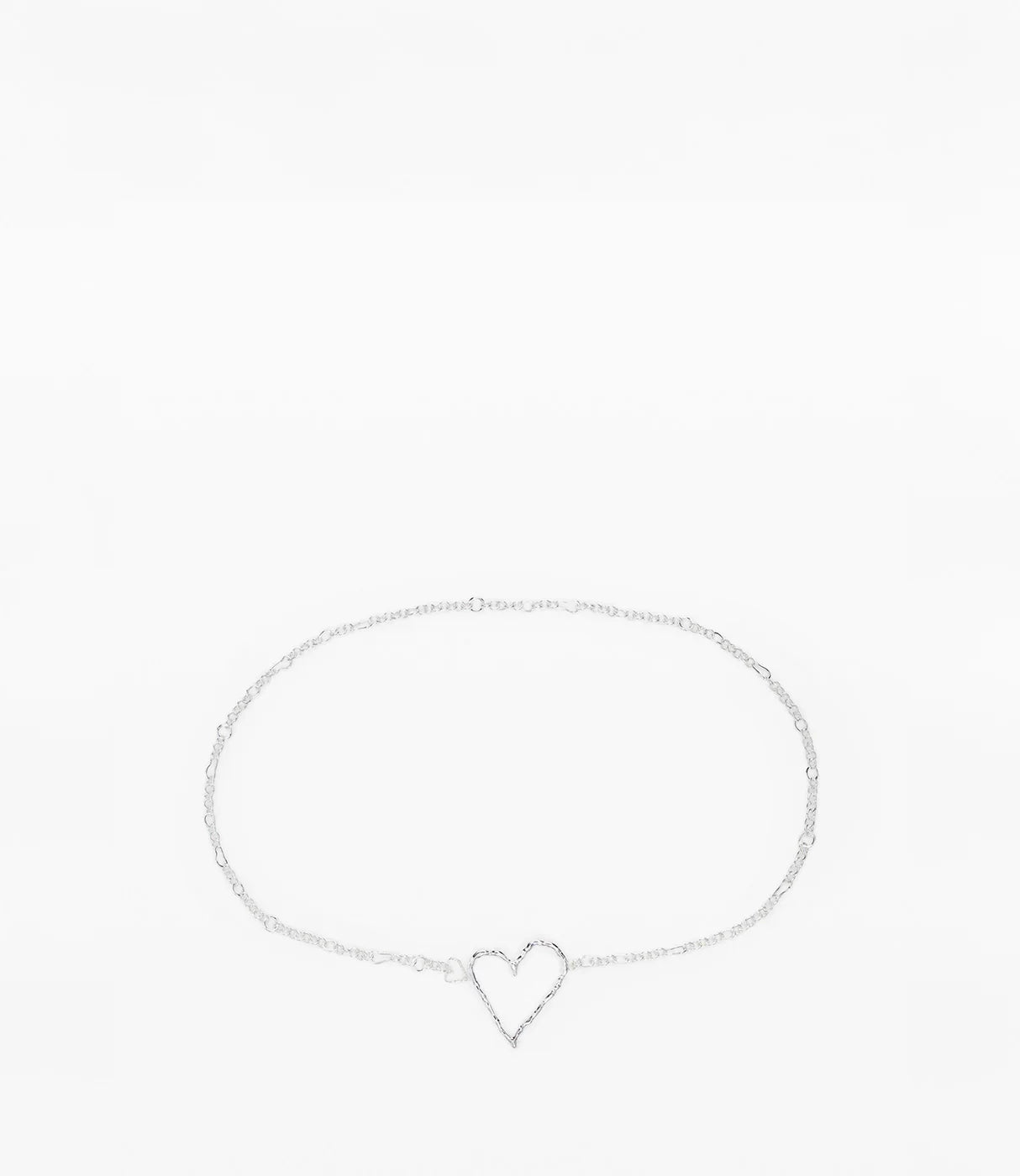 שרשרת כסף עם תליון לב פתוח עדין על רקע לבן, תכשיט אופנה לנשים