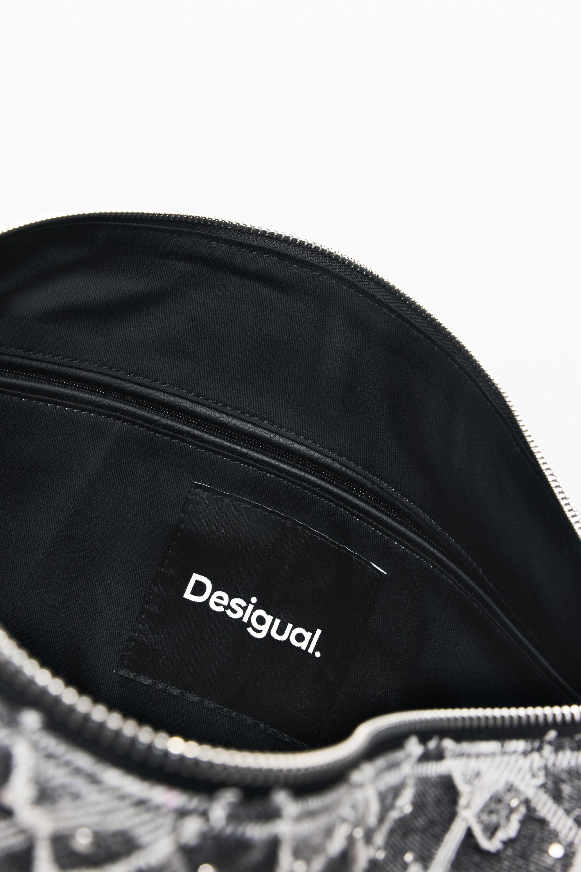 פנים תיק שחור עם רוכסן ותווית Desigual, עיצוב מודרני לאביזרי אופנה