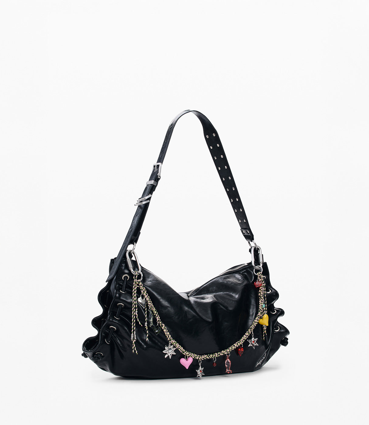 תיק כתף מעור שחור עם שרשרת קישוט תליונים צבעוניים, ידית מנוקדת ועיצוב מודרני לנשים