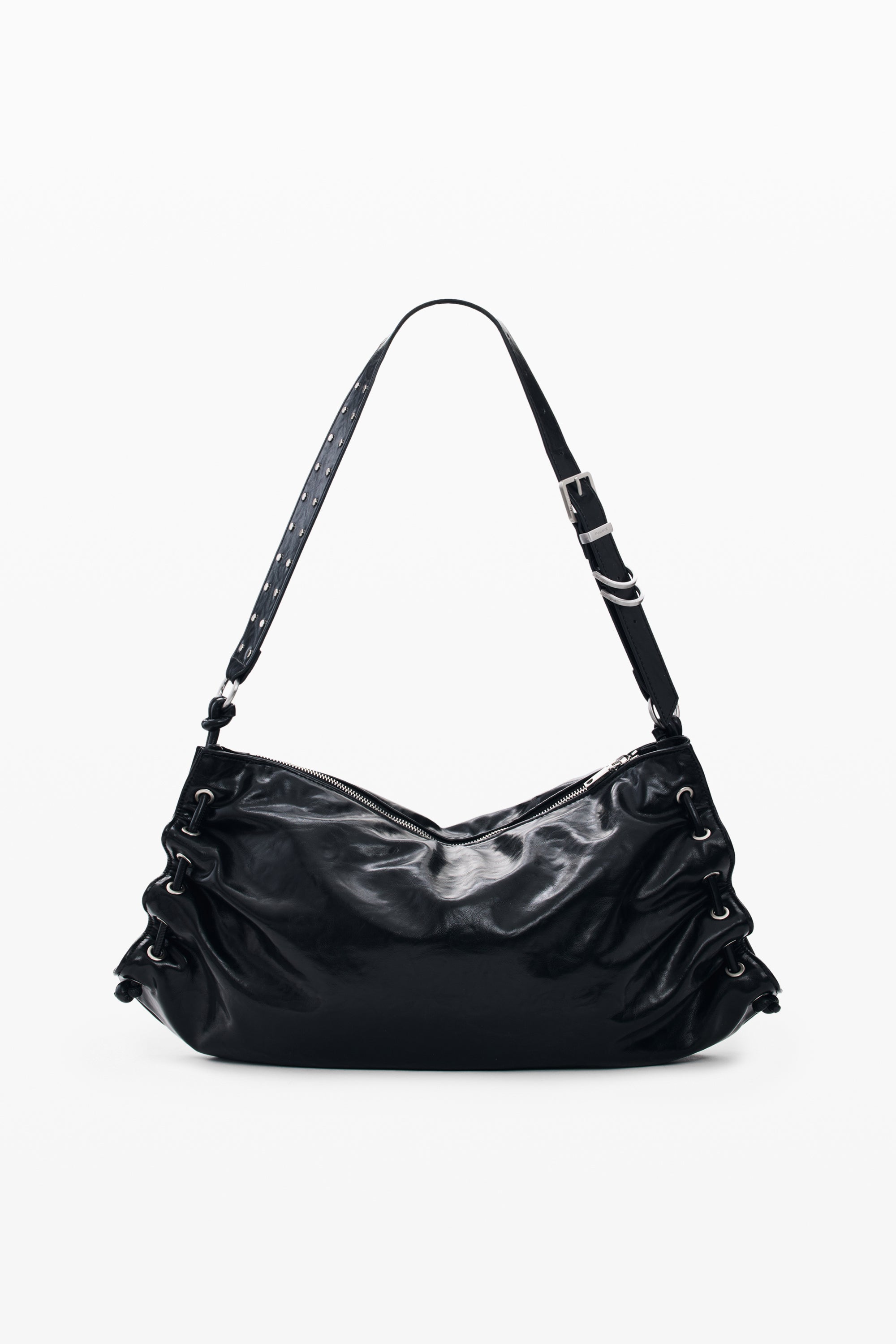 תיק כתף שחור מעור מבריק עם רצועה מתכווננת ועיצוב קפלים אלגנטי