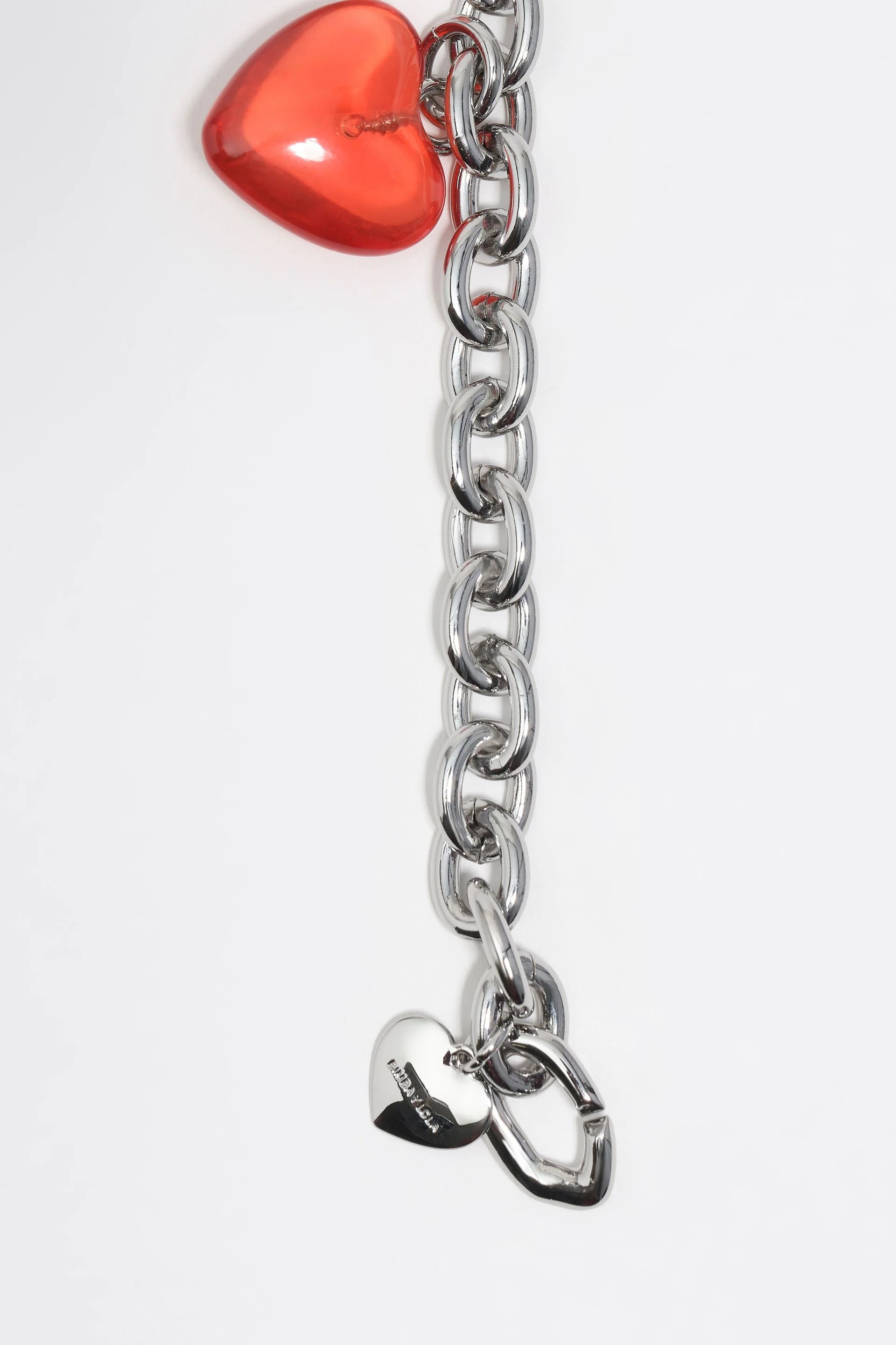 צמיד חוליות מתכת כסף עם תליון לב אדום ולב כסף מבריק לאישה, רקע לבן