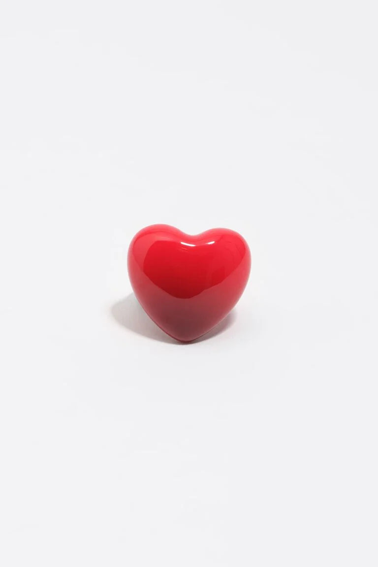 קישוט בצורת לב אדום מבריק על רקע לבן, דקורציה מודרנית לבית