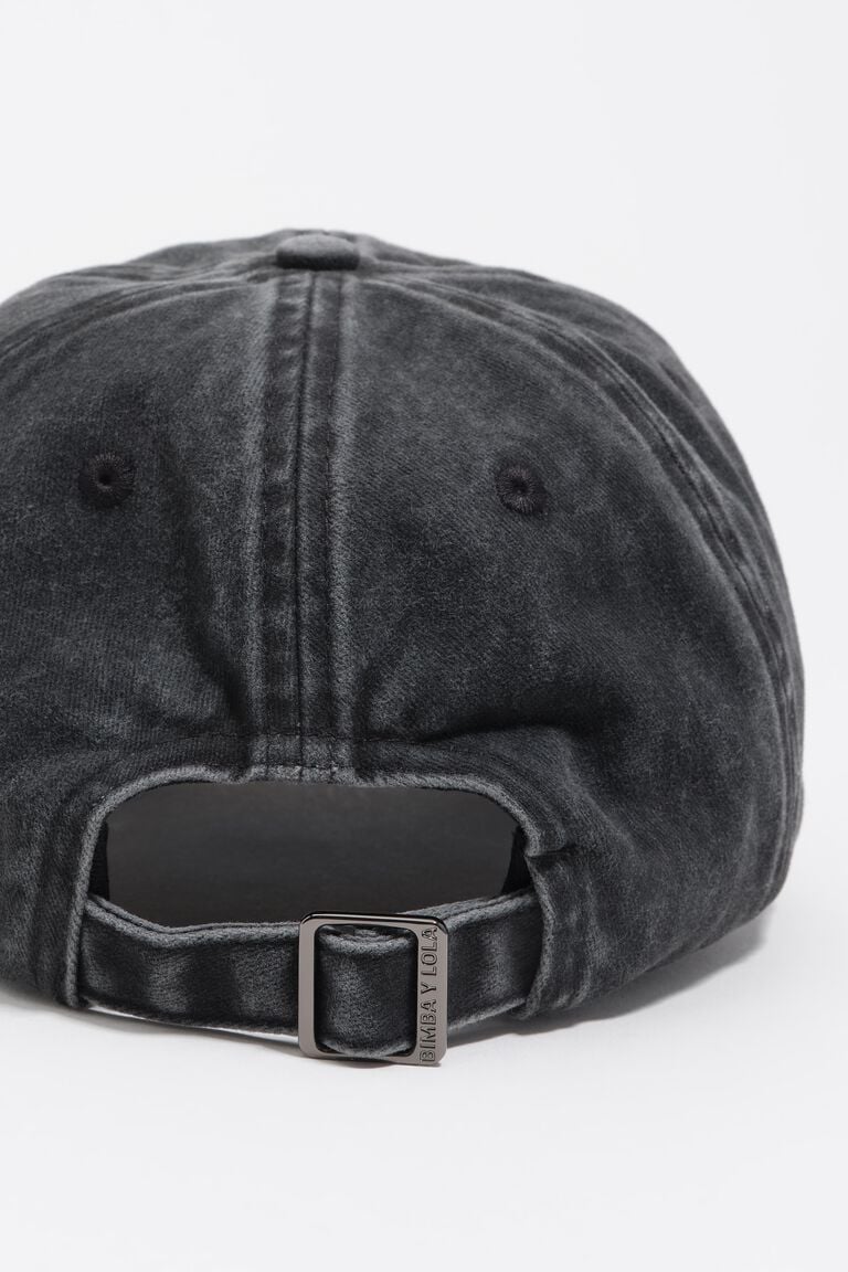 כובע בייסבול שחור עם סוגר מתכת מתכוונן מאחור, רקע לבן