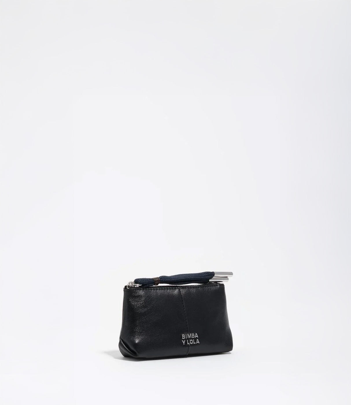 ארנק קטן מעור שחור עם לוגו BIMBA Y LOLA על רקע לבן, עיצוב מינימליסטי ואופנתי