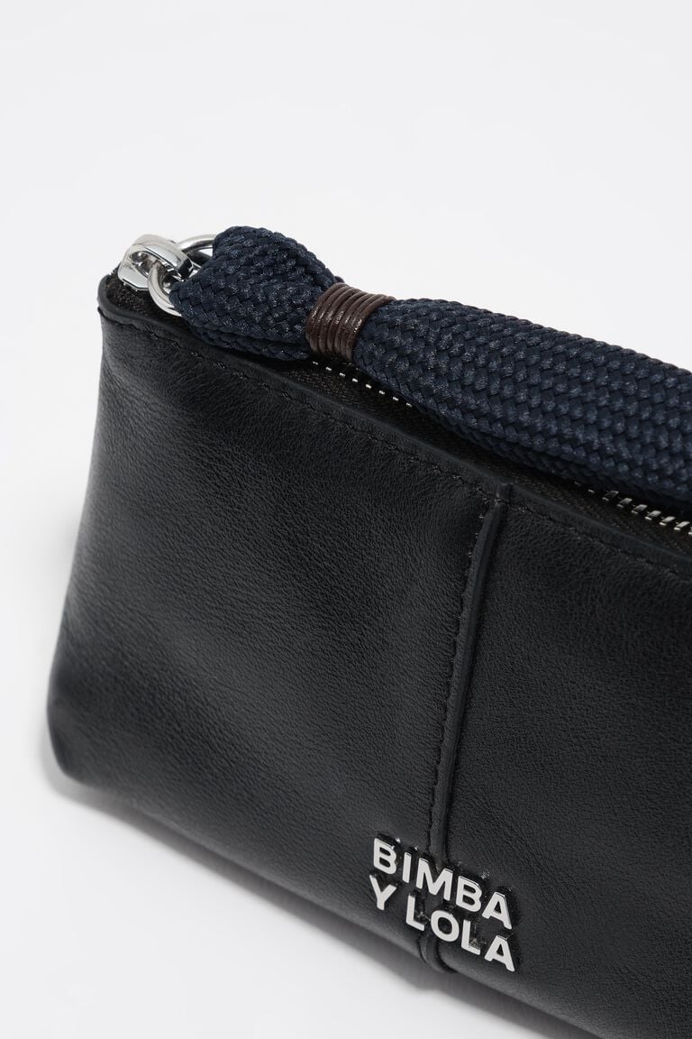 ארנק עור שחור עם רוכסן וידית בד, לוגו BIMBA Y LOLA, מראה יוקרתי ואופנתי