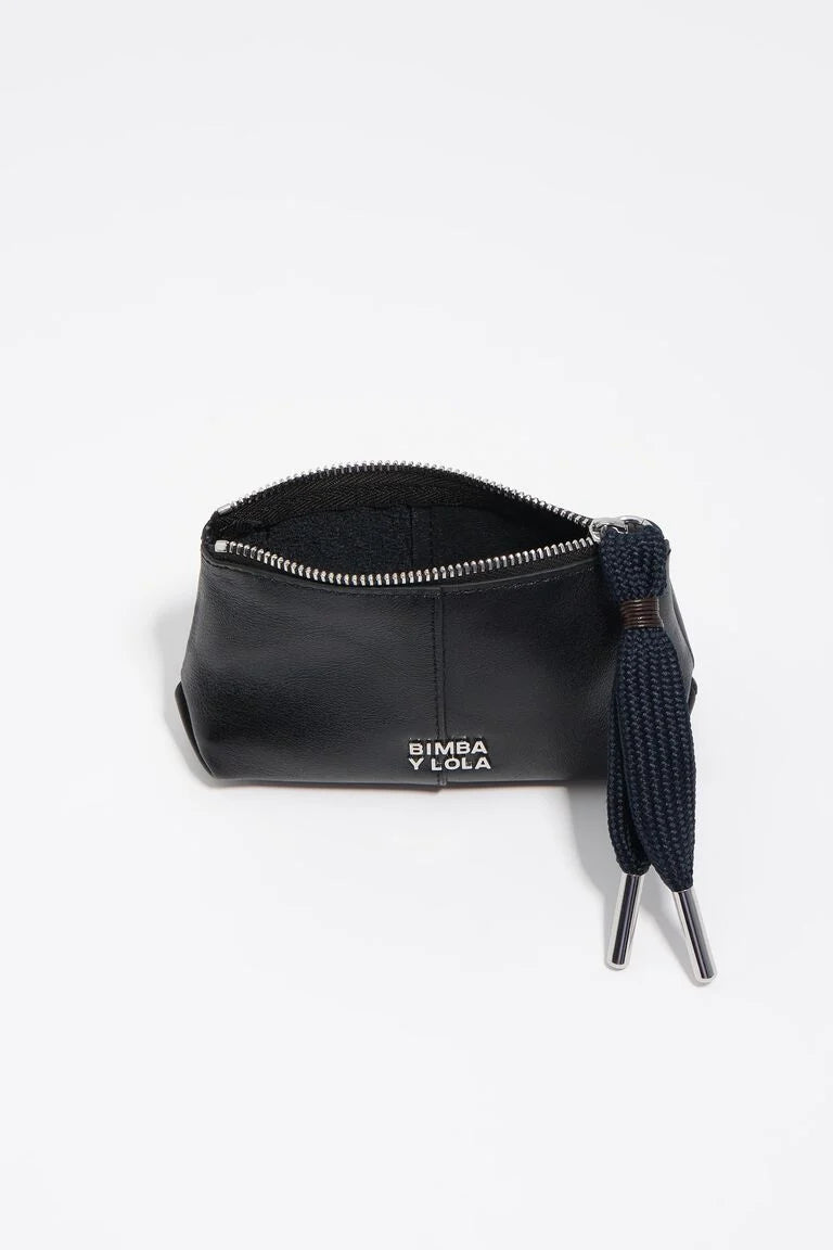ארנק עור שחור עם רוכסן ותליון חוט, כיתוב BIMBA Y LOLA בחזית