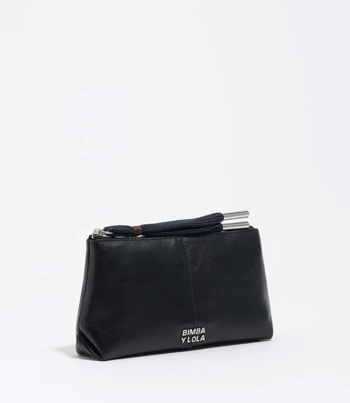תיק קלאץ' עור שחור עם רצועה כהה, לוגו BIMBA Y LOLA, תיק אופנתי לנשים