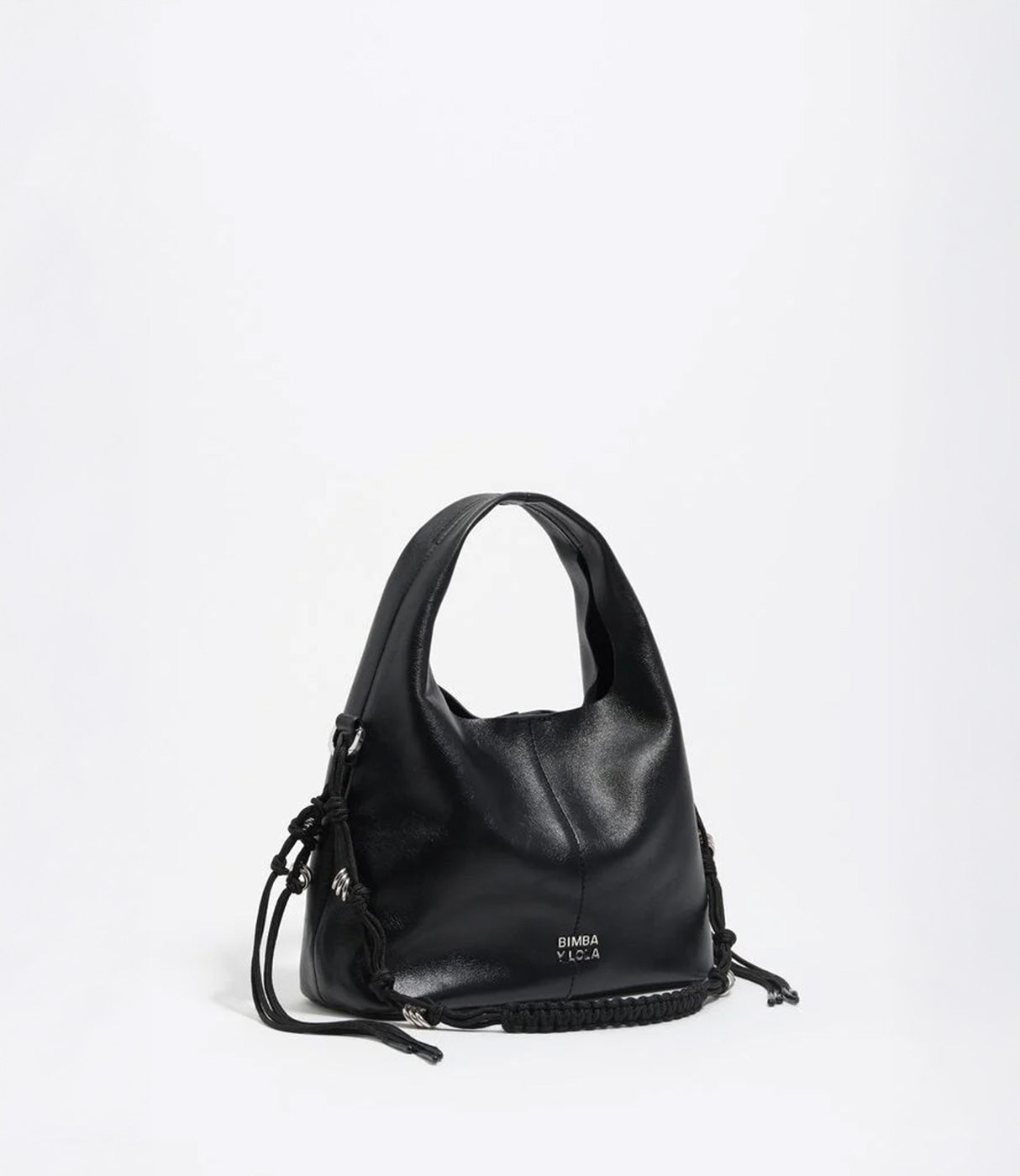 תיק יד שחור לנשים בעיצוב מודרני, עם לוגו BIMBA Y LOLA, דמוי עור, על רקע לבן