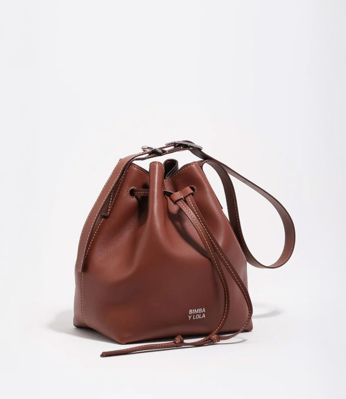 תיק עור חום קלאסי בסגנון דלי עם שרוך וסמל BIMBA Y LOLA, רקע לבן