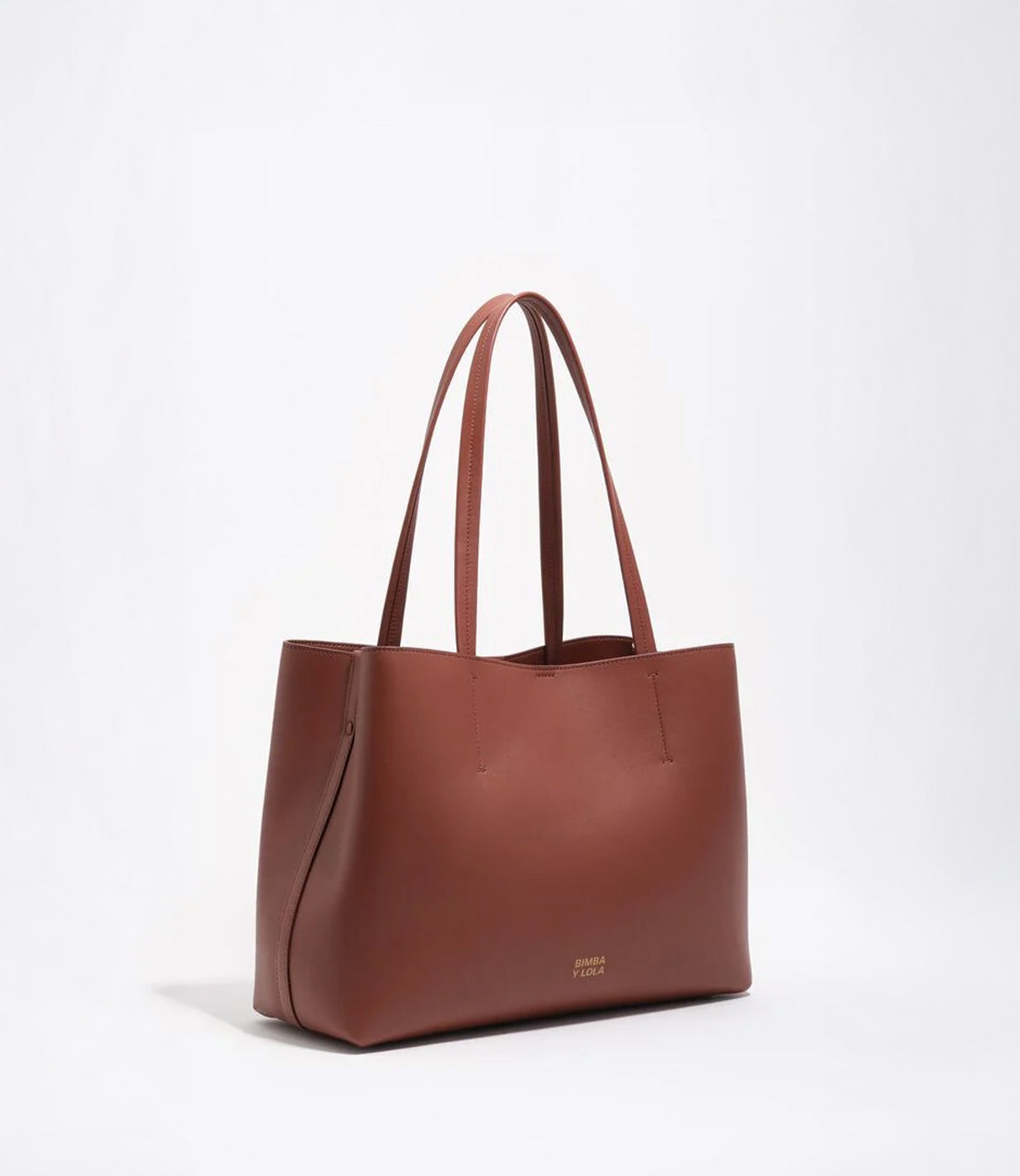 תיק יד גדול בצבע חום, דמוי עור, עם רצועות כתף ארוכות לעבודה או יומיום לנשים