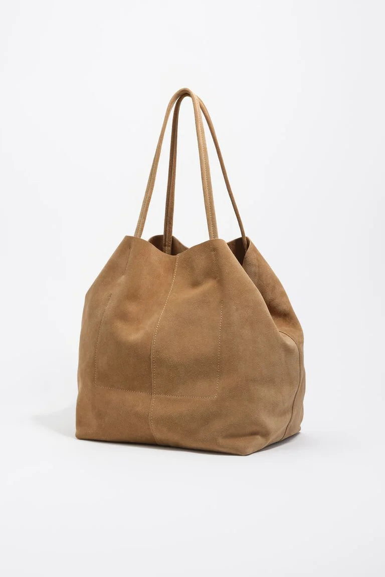 תיק יד גדול מעור זמש חום עם שתי ידיות ארוכות, רקע לבן, אופנה לנשים