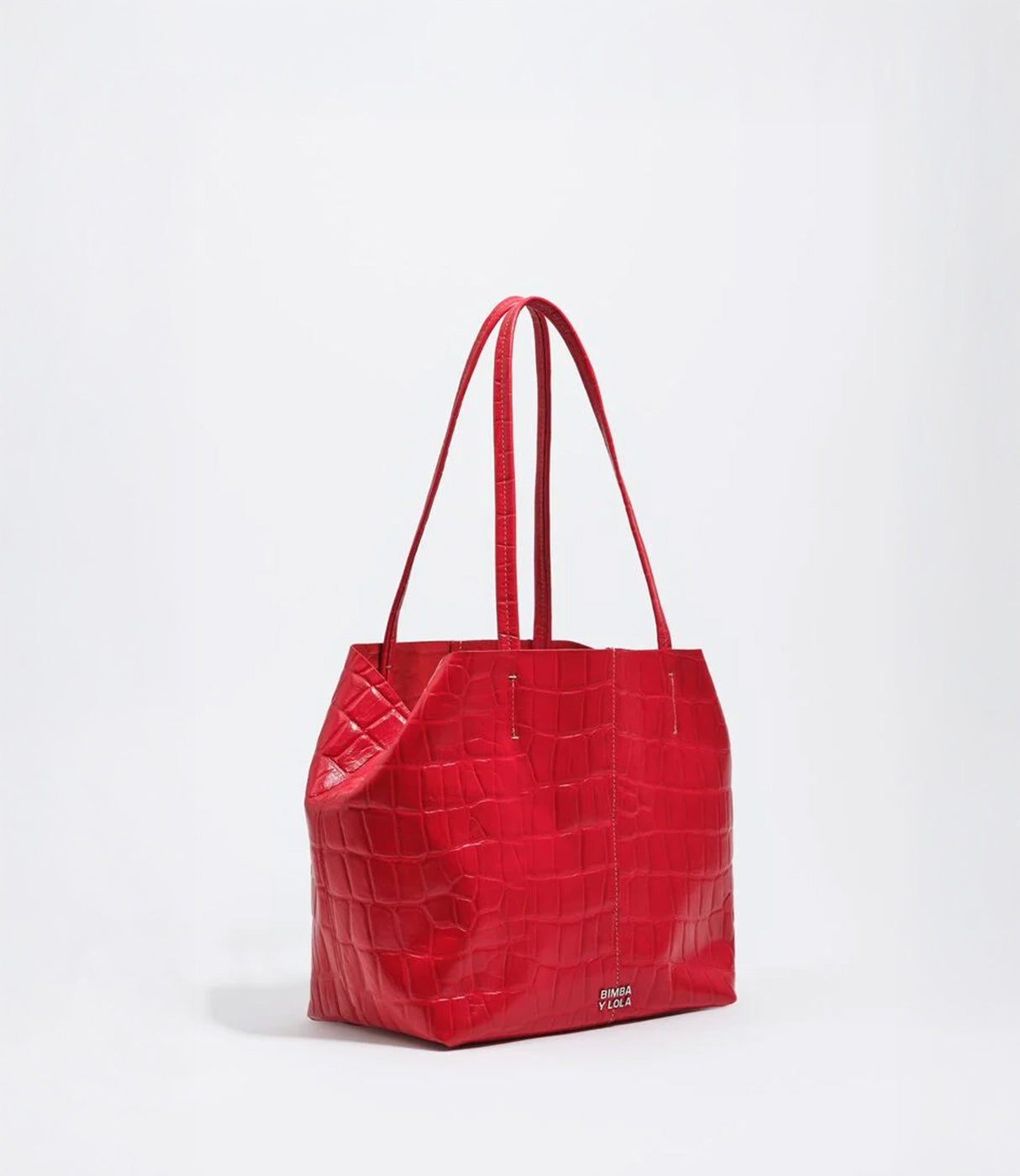 תיק יד גדול אדום לנשים, דמוי עור קרוקו, עם שתי ידיות ארוכות, על רקע לבן