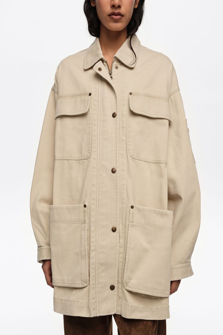 מעיל נשים אוברסייז בז׳ עם כפתורים וכיסים גדולים, מראה יומיומי אופנתי
