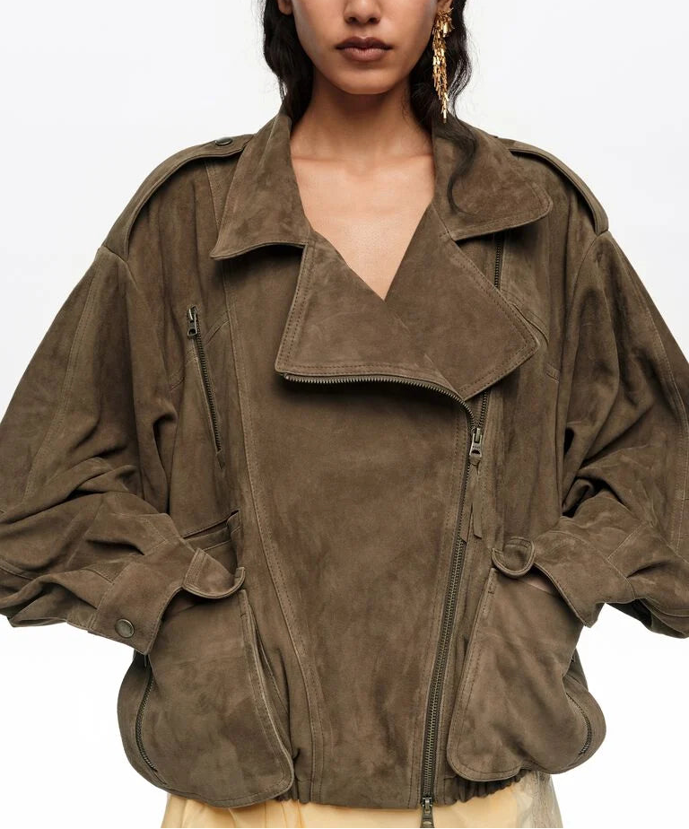 אישה לובשת ז'קט זמש חום עם ריצ'רץ' אסימטרי בסגנון מודרני