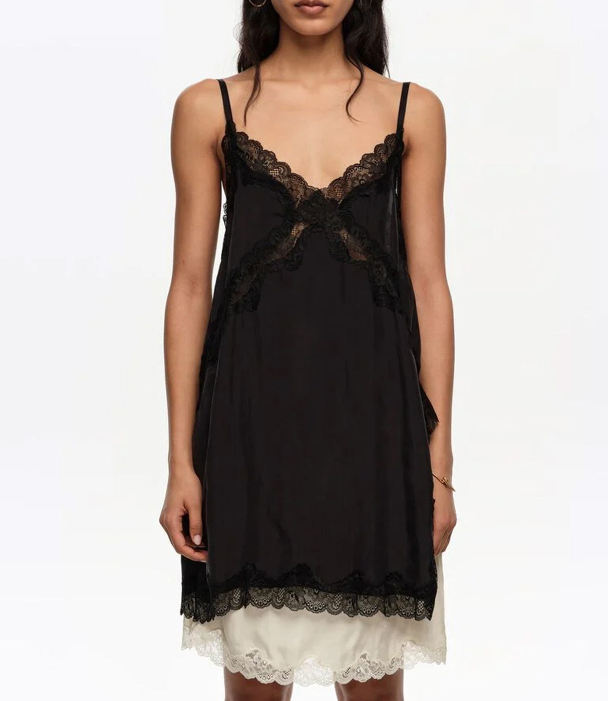 שמלת כתפיות שחורה עם תחרה שחורה ולבנה, מראה אלגנטי לנשים