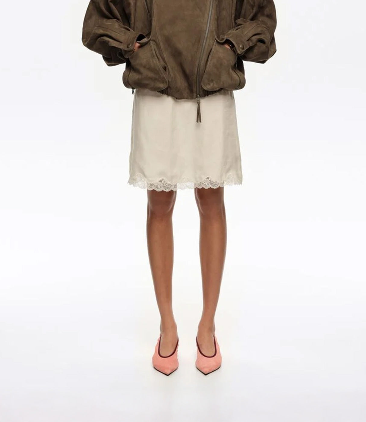 חצאית מיני בהירה עם תחרה, נעליים ורודות וז'קט חום, אופנת נשים מודרנית