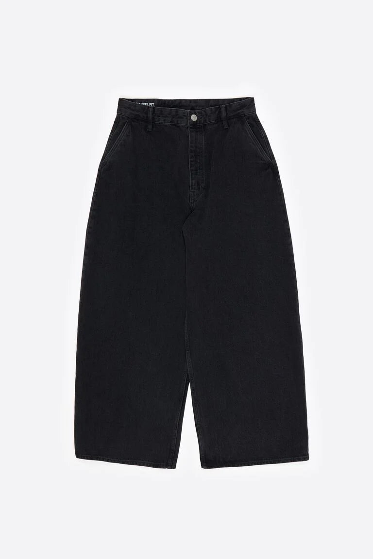 מכנסי ג'ינס רחבים בצבע שחור עם גזרה גבוהה, כיסים צדדיים וסגירת כפתור.