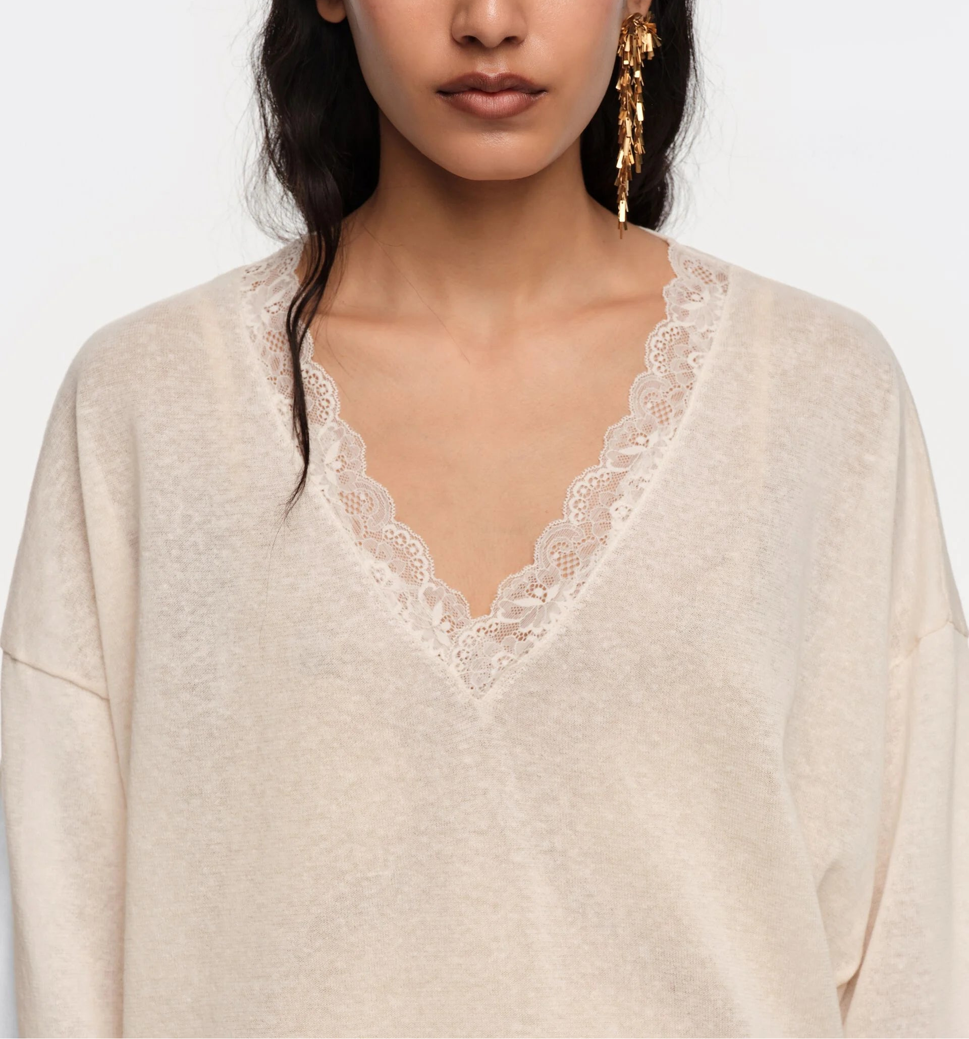 סוודר בז' עם מחשוף V ותחרה עדינה, חולצת נשים אופנתית