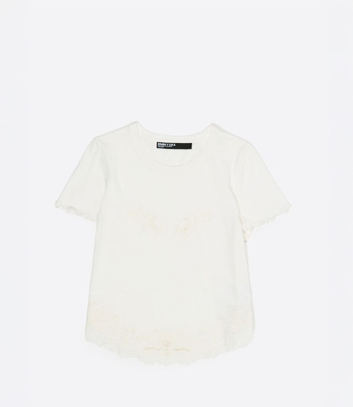 חולצת טי לבנה לנשים עם עיטורי תחרה קצרה, רקע לבן, אופנה לנשים