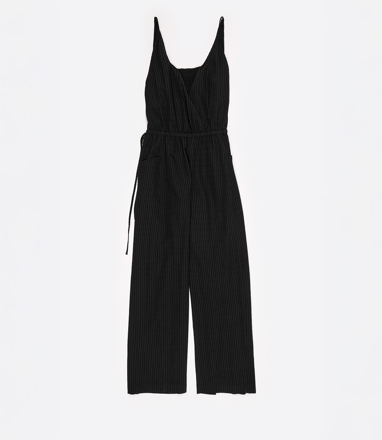 אוברול נשים שחור עם כתפיות דקות ומחשוף וי, בד מרקם פסים עדין, גזרה רחבה