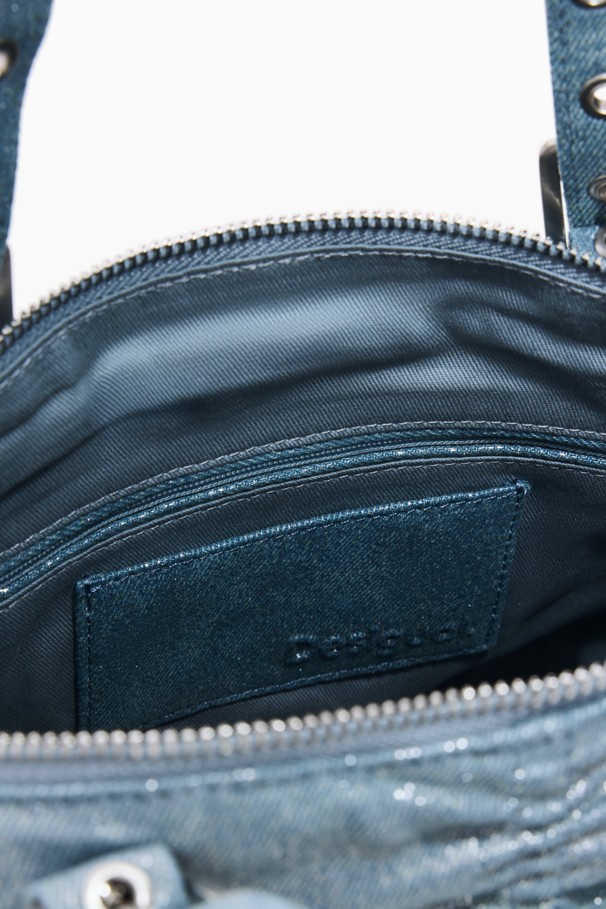 פנים תיק בד עם רוכסן וציפוי בגוון כחול, תקריב על כיס פנימי