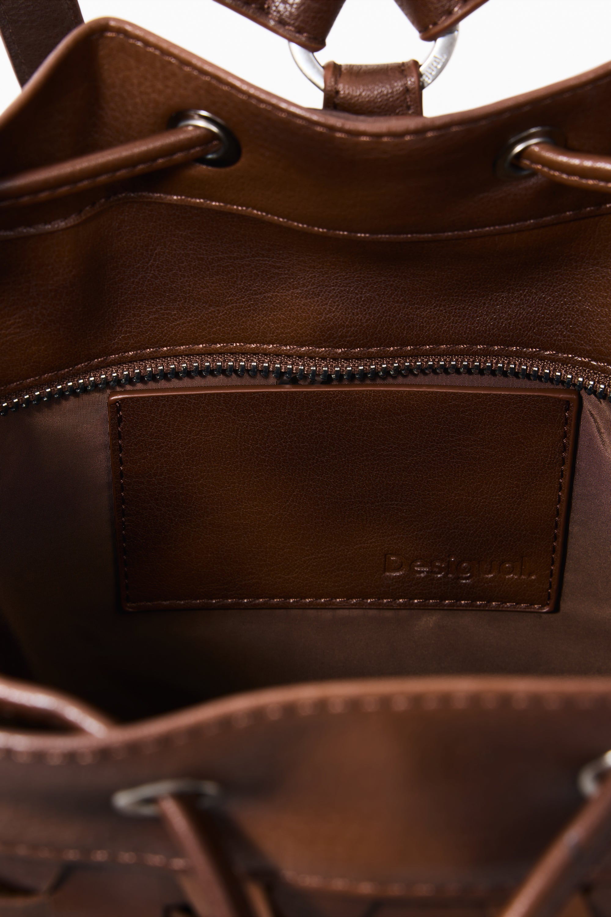 תקריב פנים תיק יד חום מעור עם רוכסן ותא פנימי, עיצוב קלאסי, אביזרי אופנה