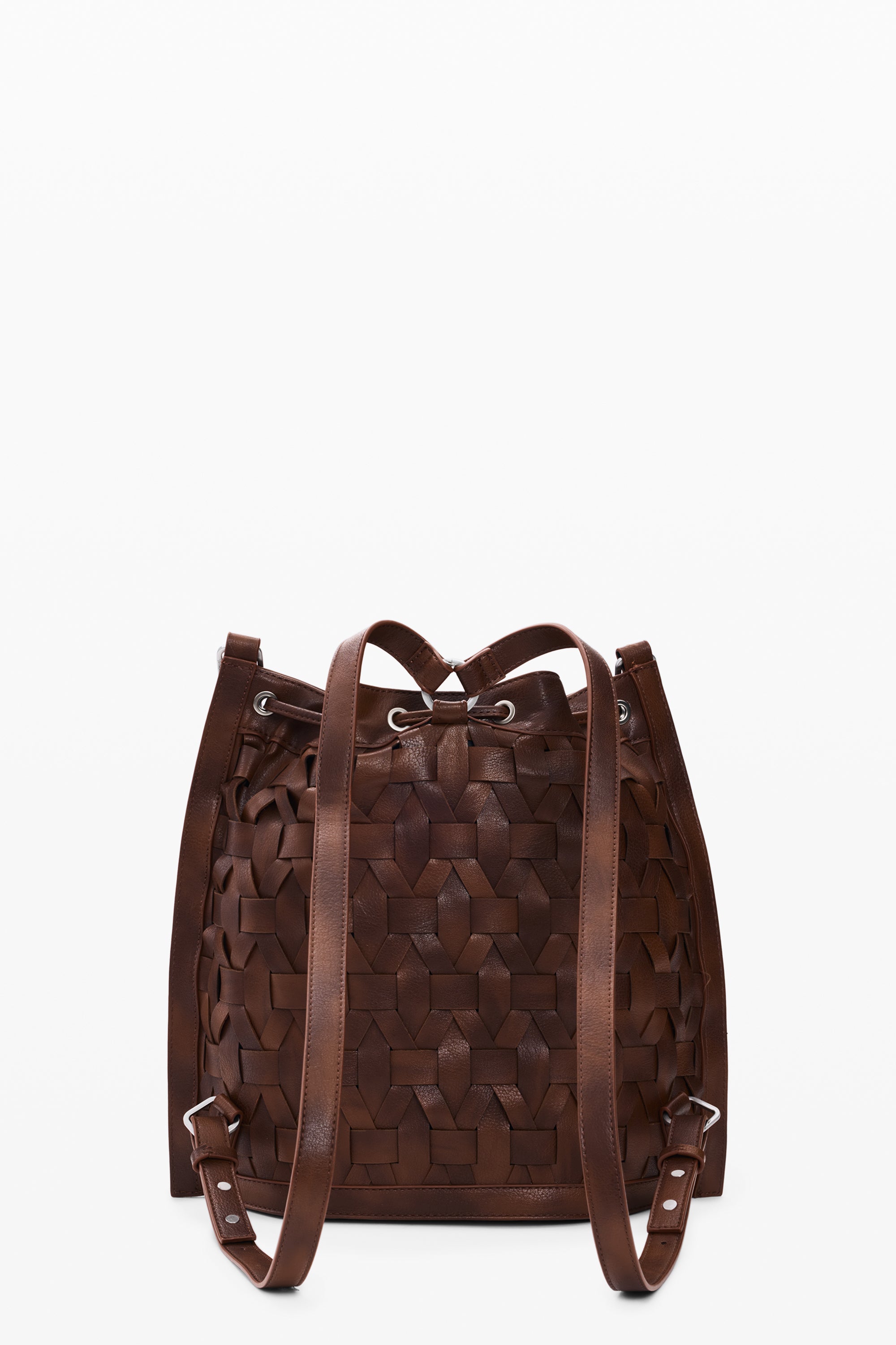 תיק גב חום מעור בעיצוב קלוע גאומטרי עם רצועות מתכווננות ושרוך סגירה