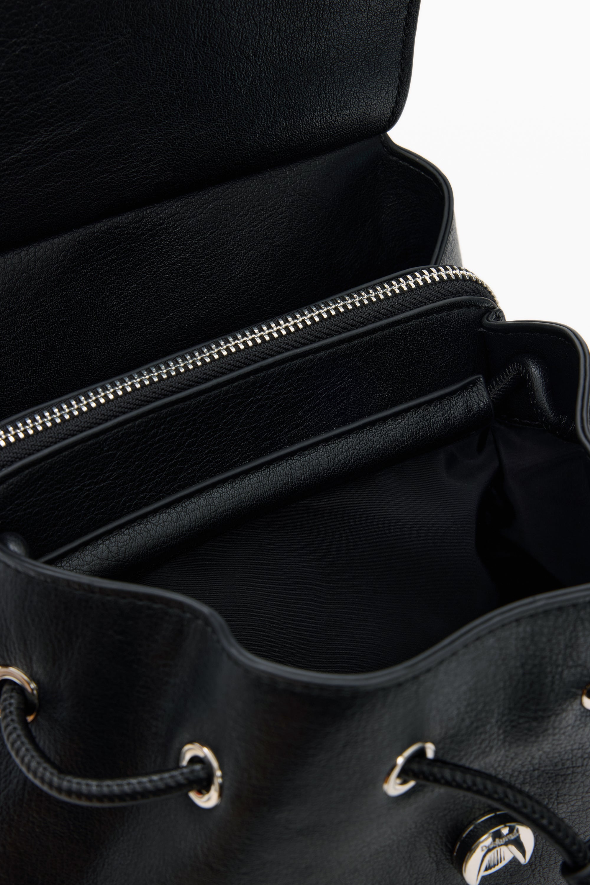 תיק עור שחור עם שרוך, רוכסן פנימי וטקסטורה יוקרתית לאישה