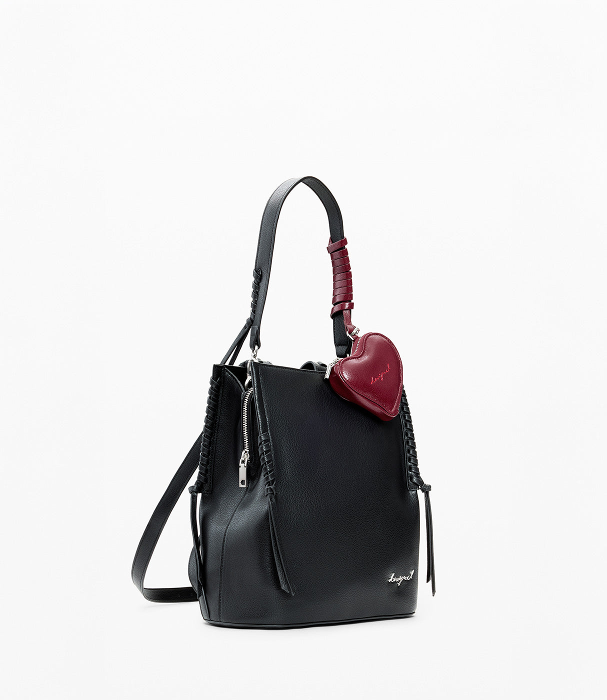 תיק יד עור שחור עם קישוט לב אדום, רוכסנים וצדדים קלועים, רקע לבן