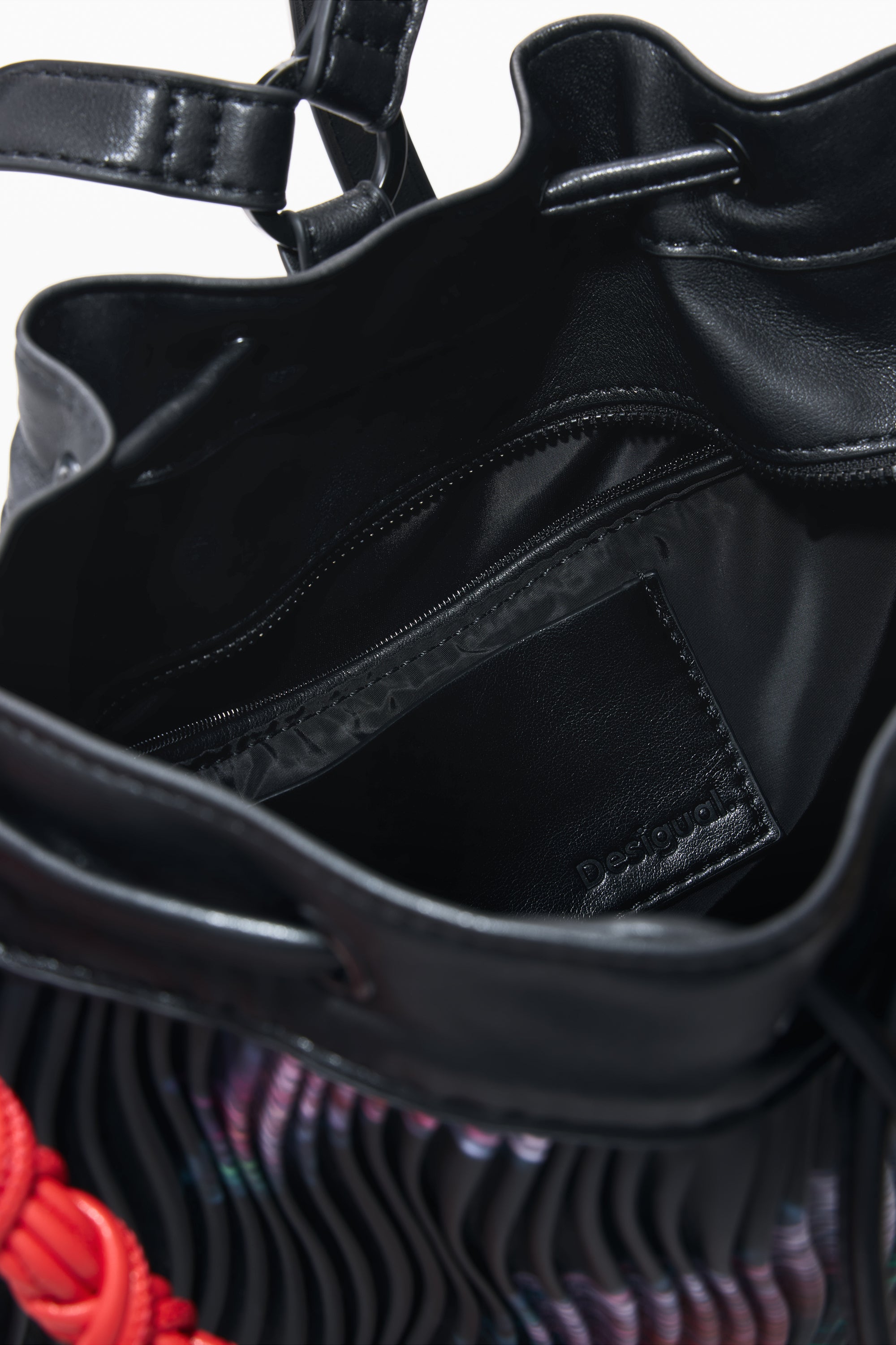 פנים תיק עור שחור עם תא רוכסן פנימי, עיצוב קלוע ודיטייל אדום, תיק אופנה לנשים