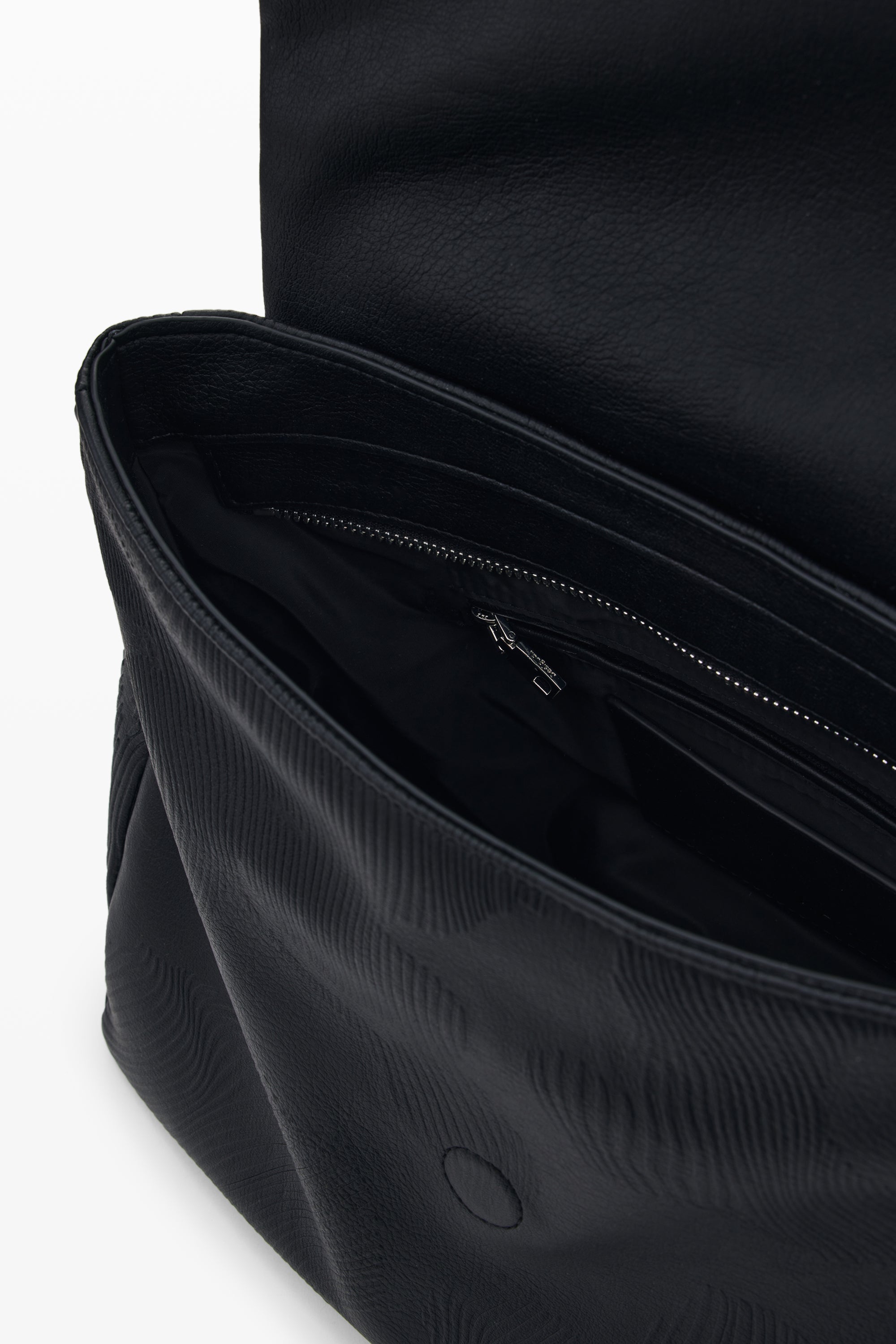 פנים תיק צד שחור דמוי עור עם רוכסן פנימי וכיסים לאביזרים