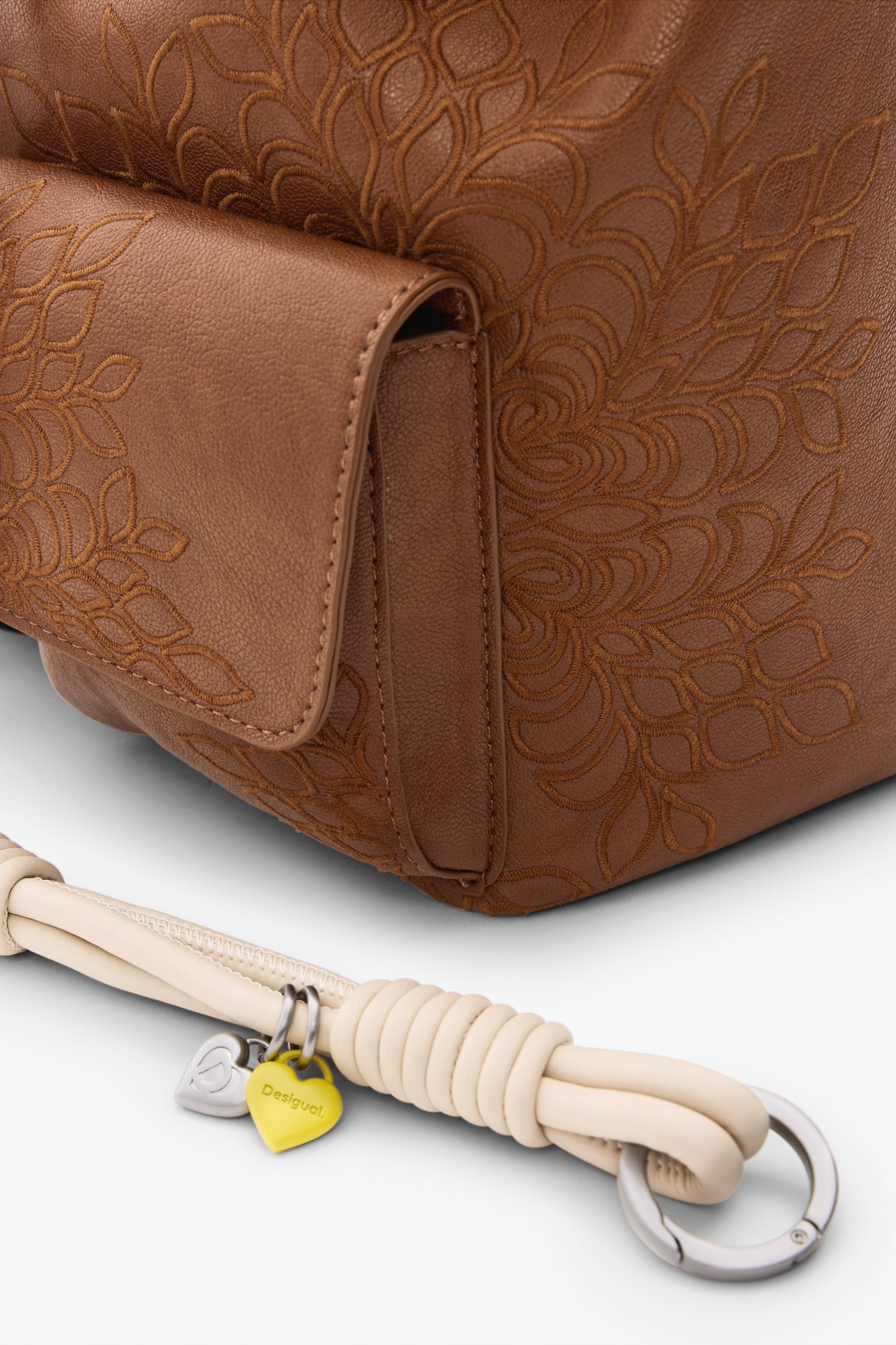 תיק חום דמוי עור עם רקמת עלים דקורטיבית, אבזם בצבע בז׳ ותליון לב צהוב