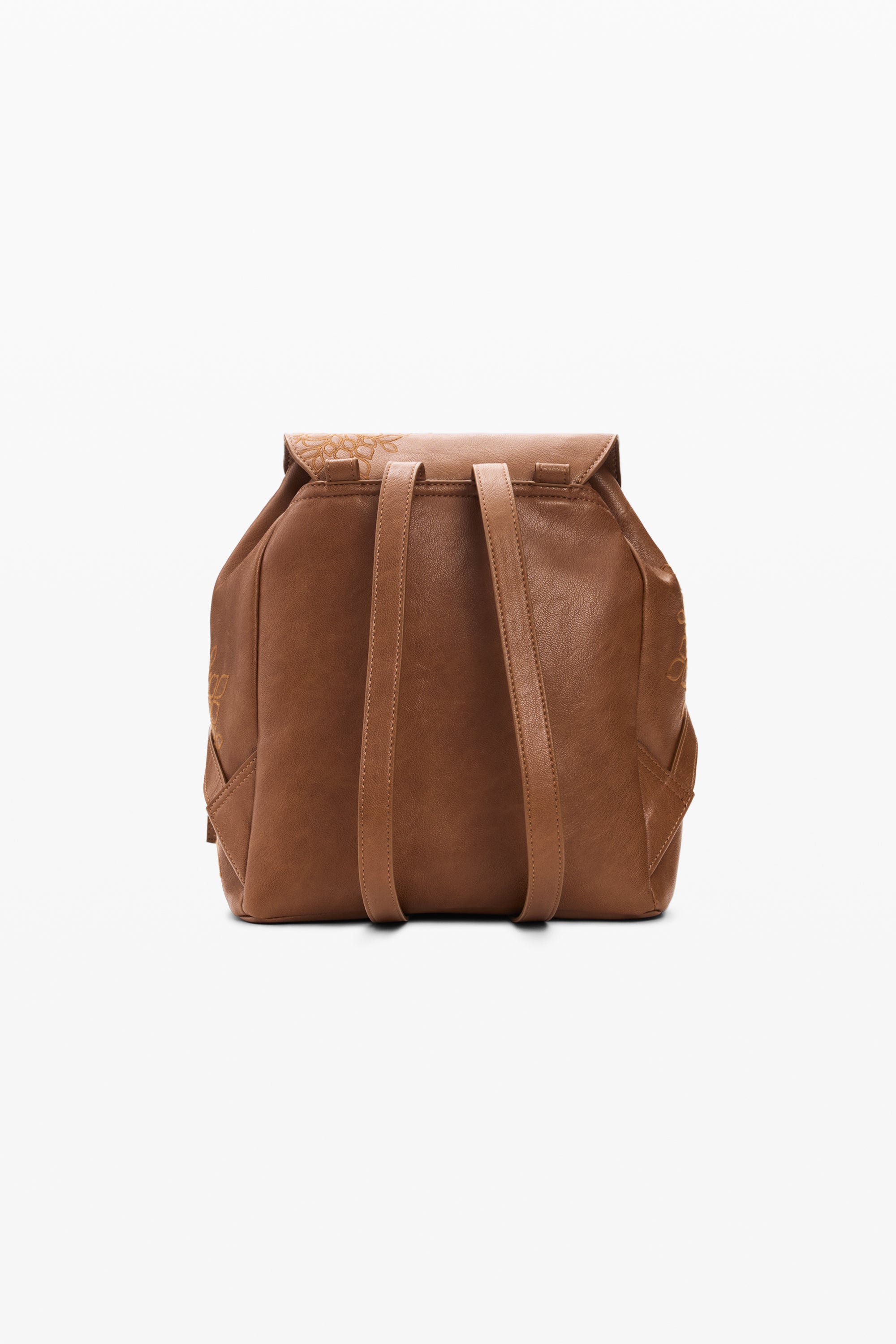 תיק גב חום מעור עם רצועות רחבות, צילום על רקע לבן