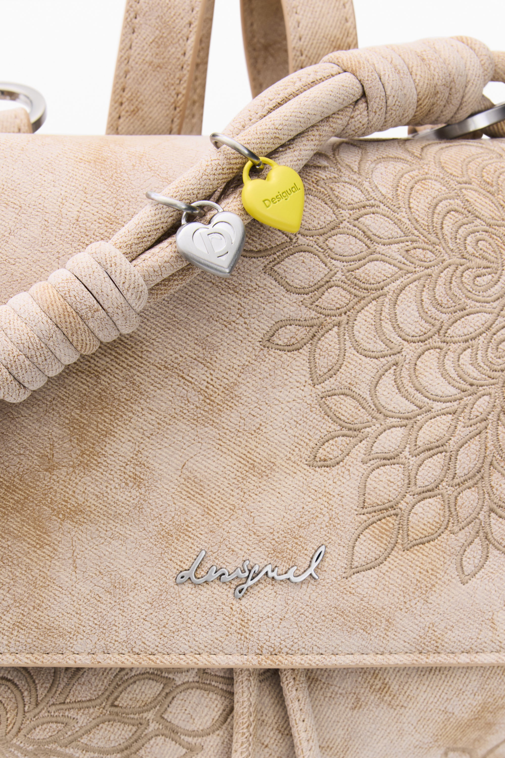 תיק יד בגוון בז', טקסטורה פרחונית, קישוטי לב מתכתיים ותליון צהוב Desigual