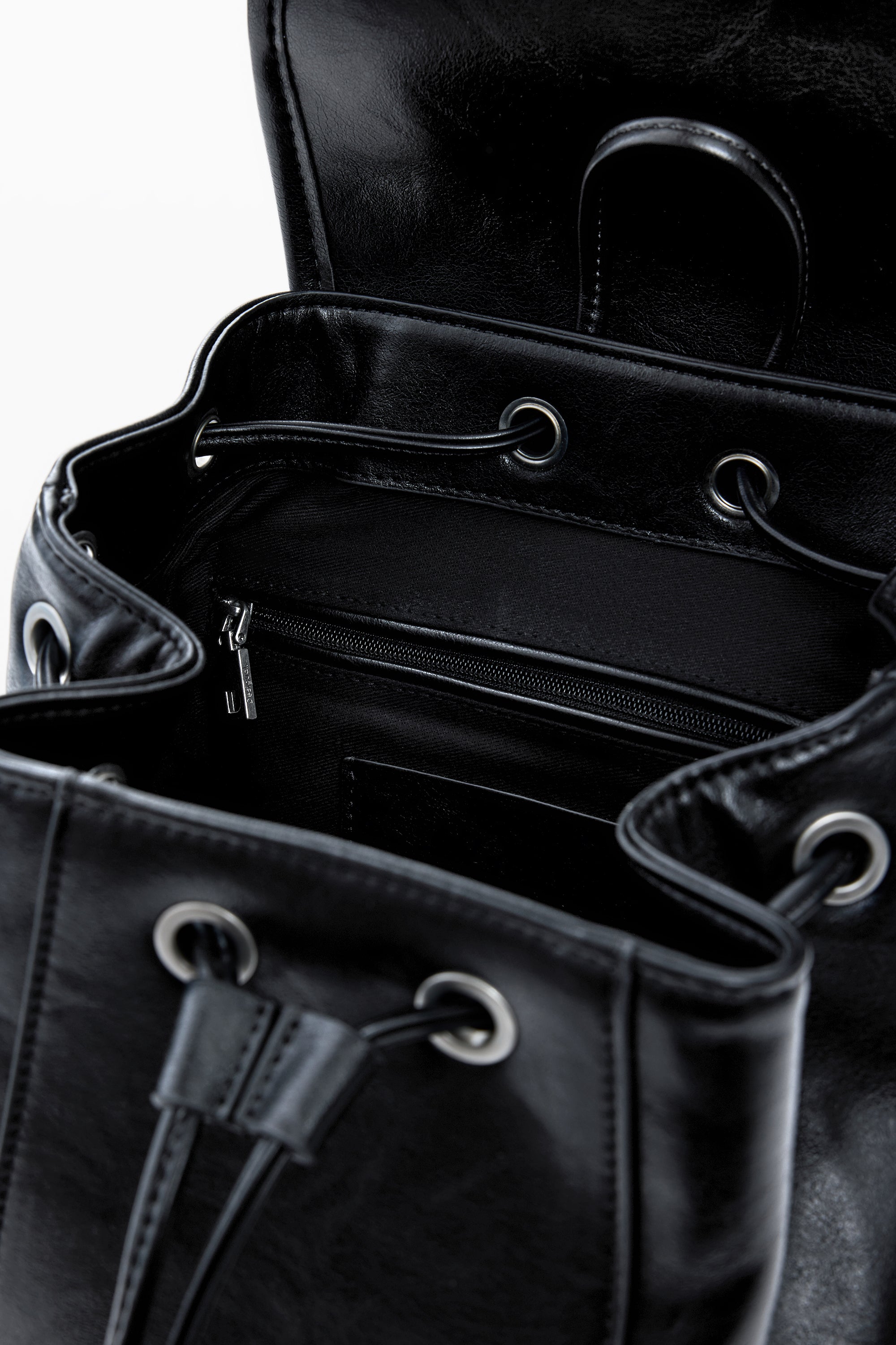 פנים תיק גב עור שחור, רוכסן פנימי וסגירת שרוך, עיצוב מודרני ויוקרתי