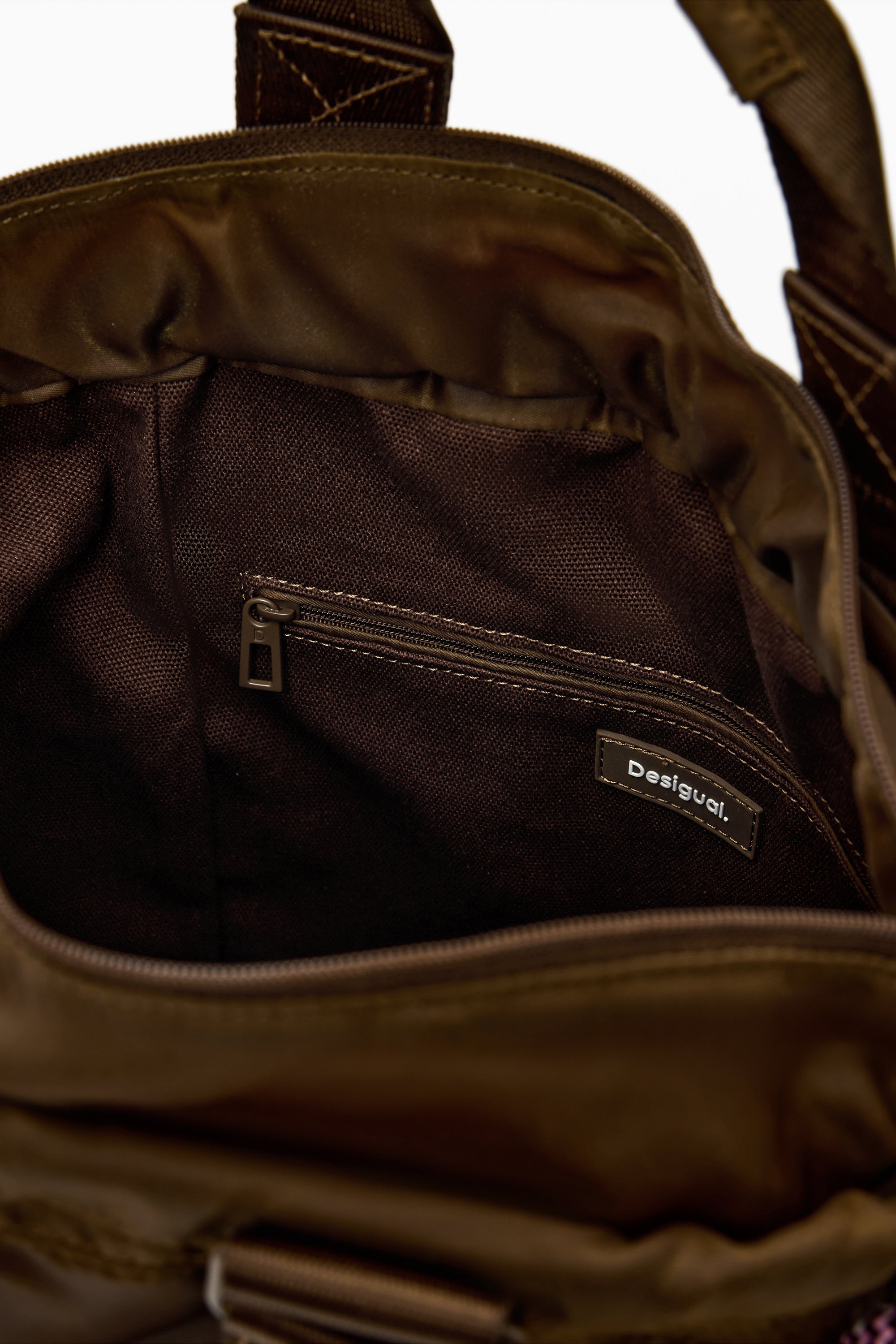 פנים תיק חום עם רוכסן פנימי ותווית Desigual, צילום מקרוב לדגש על פרטים וארגון