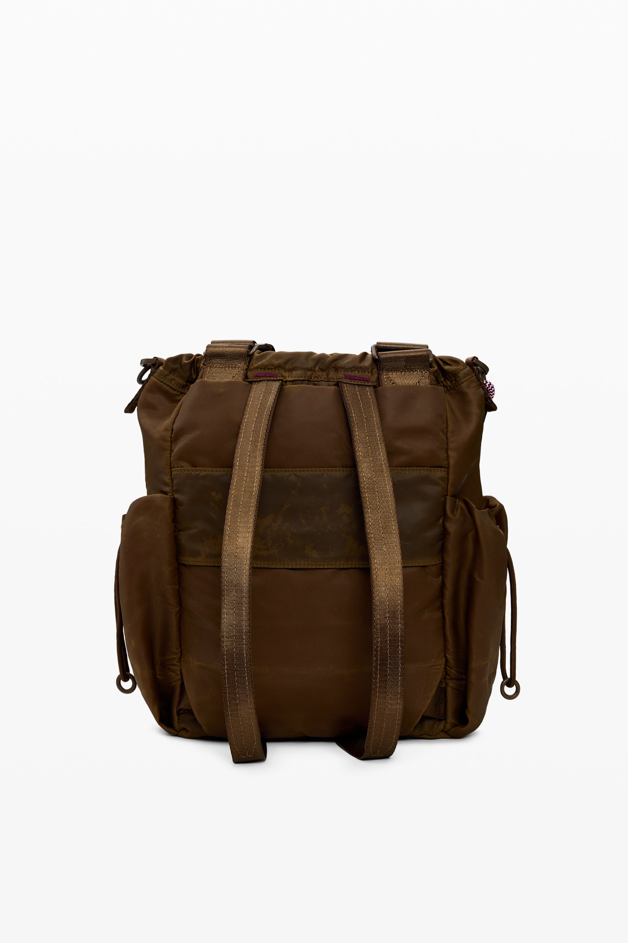 תיק גב חום בעיצוב מודרני, רצועות עבות וכיסי צד, מתאים ליום יום או טיולים