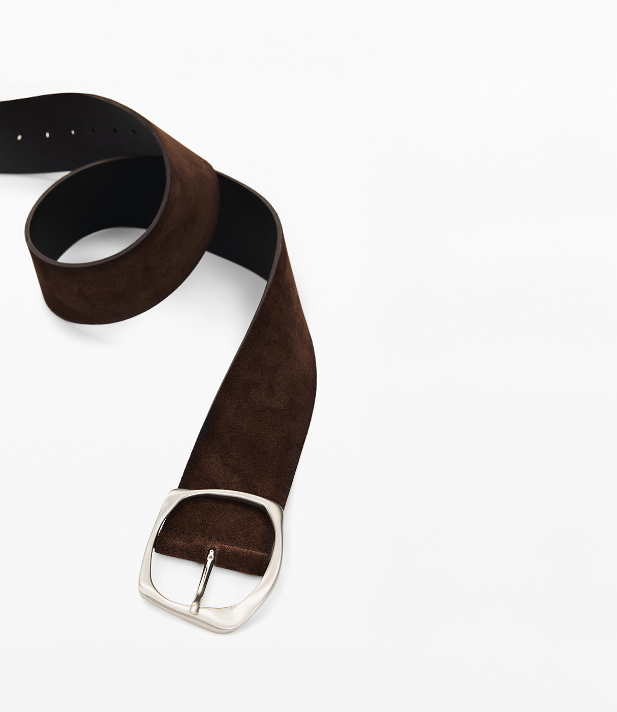 חגורת עור זמש חום עם אבזם כסוף, על רקע לבן נקי