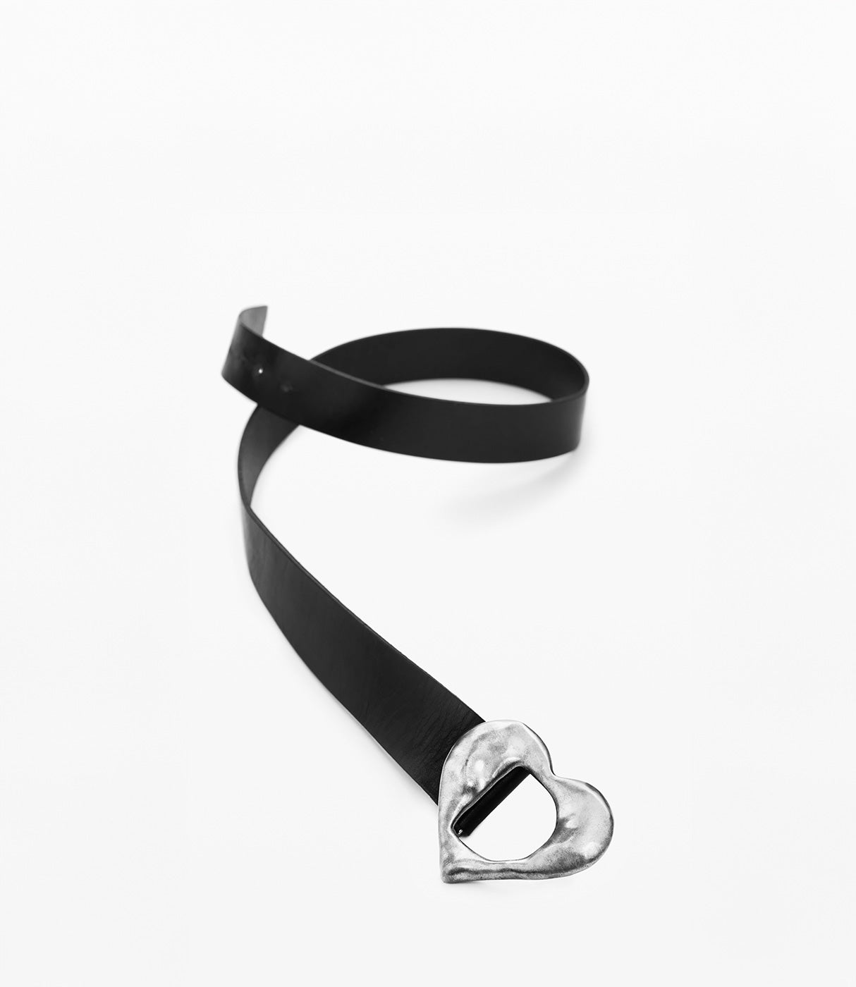 חגורת עור שחורה עם אבזם מתכתי בעיצוב לב, אביזר אופנה ייחודי לנשים